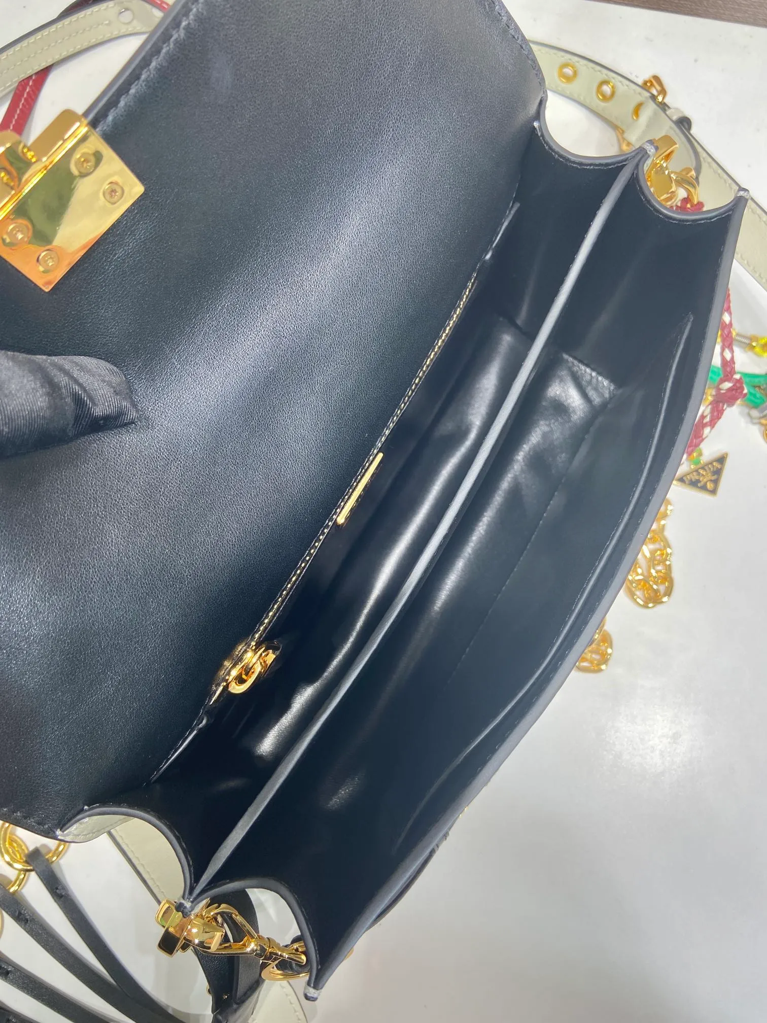 💰1700🎉Punk Style🎉1BD379 Small🎉🎉 This new Soft Sound handbag is made of soft leather inside/outside, with ample space, chic and versatile. One-shoulder style with two compartments and gold-tone hardware. What I love the most is the detachable pendant as the finishing touch😘to show the diverse and fashionable style. The upper body effect is so classy, ​​I love it😘, it’s another popular model for internet celebrities, babies, hurry up and get it🎉🎉 Length 24 height 13.5x bottom 6cm🎉🎉🎉👏👏👏