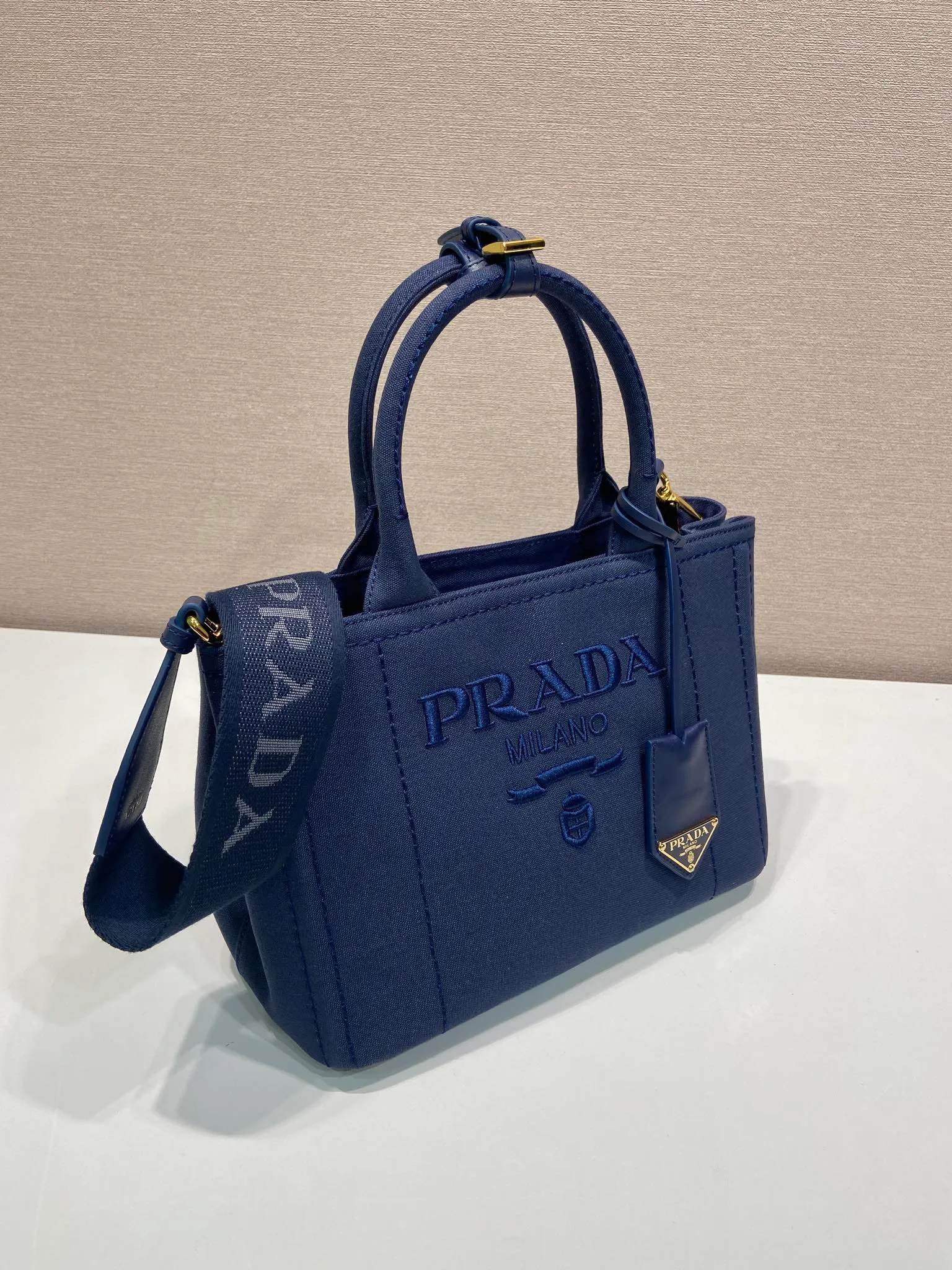 💰1160🎉New handbag🎉1BG464 small🎉🎉 This mini handbag is inspired by the timeless elements of nautical style and reinterprets the classic style. Made of cotton canvas with leather trim for a sophisticated and versatile look. Canvas handle, detachable and adjustable logo-printed woven shoulder strap, detachable leather keychain, can be carried by hand or on the shoulder, large capacity, so beautiful, another timeless and popular item🎉🎉worth owning🎉🎉 Length 26x Height 19x Bottom 15cm🎉🎉🎉💰💰💰