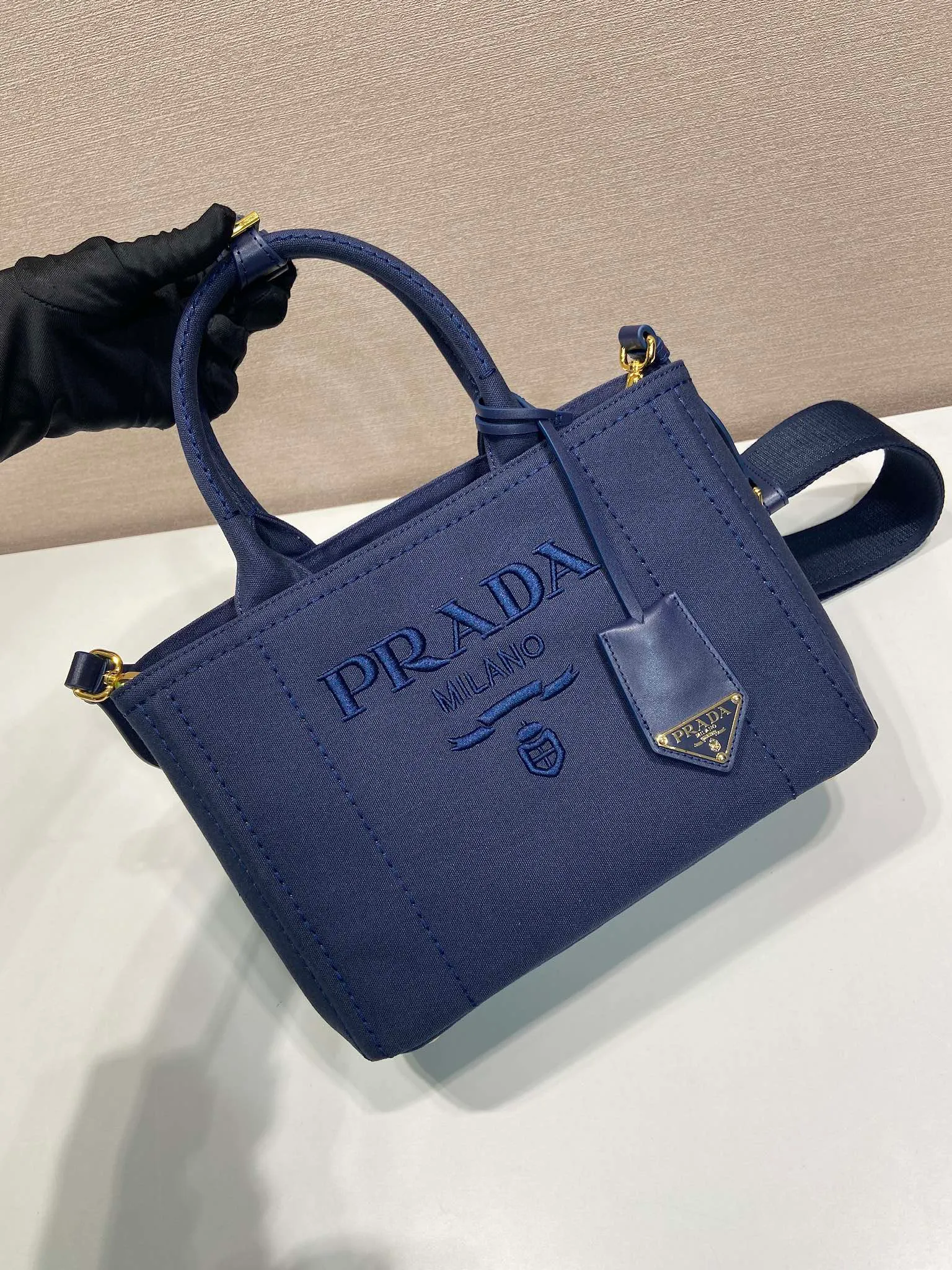 💰1160🎉New handbag🎉1BG464 small🎉🎉 This mini handbag is inspired by the timeless elements of nautical style and reinterprets the classic style. Made of cotton canvas with leather trim for a sophisticated and versatile look. Canvas handle, detachable and adjustable logo-printed woven shoulder strap, detachable leather keychain, can be carried by hand or on the shoulder, large capacity, so beautiful, another timeless and popular item🎉🎉worth owning🎉🎉 Length 26x Height 19x Bottom 15cm🎉🎉🎉💰💰💰