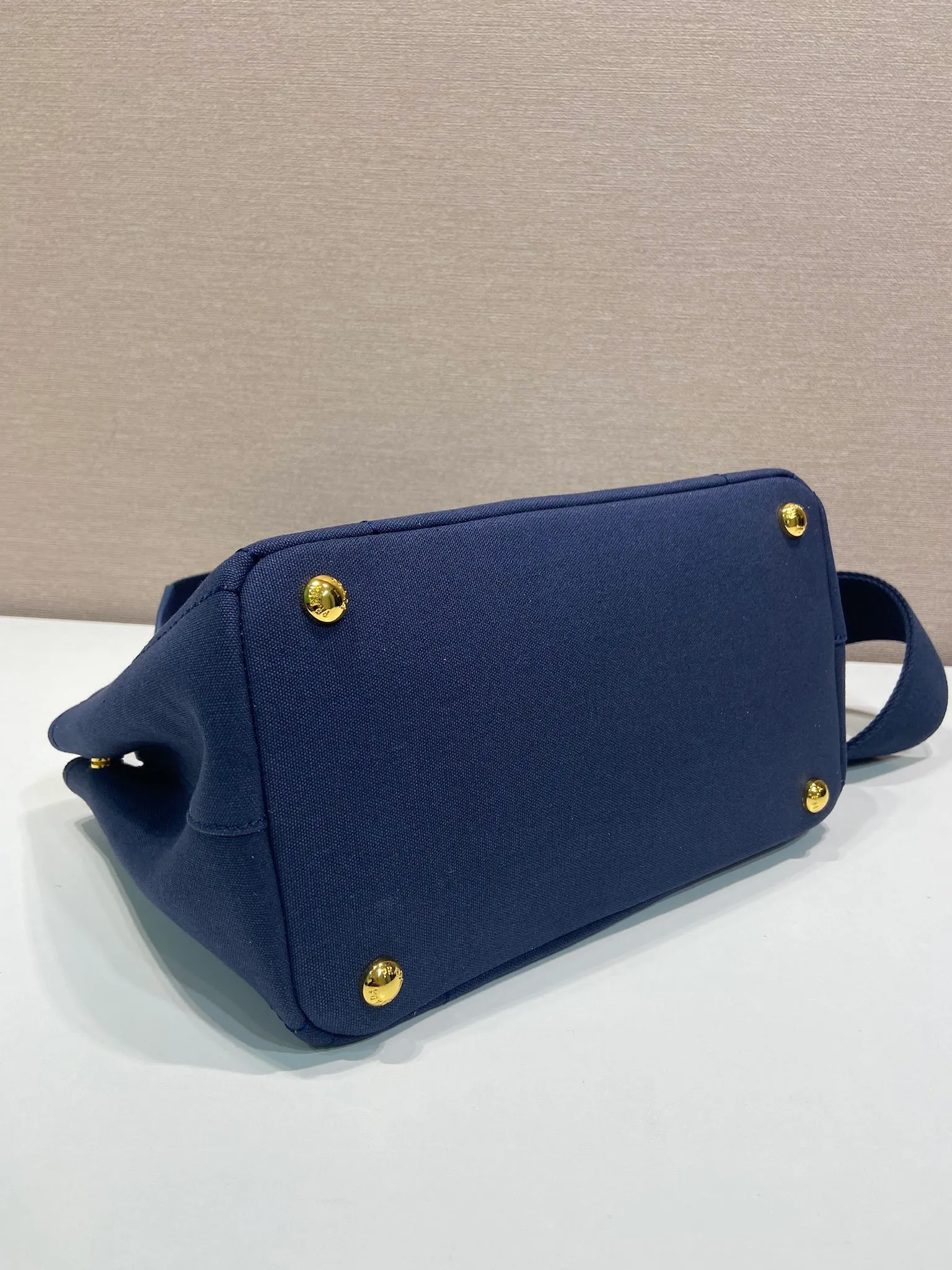 💰1160🎉New handbag🎉1BG464 small🎉🎉 This mini handbag is inspired by the timeless elements of nautical style and reinterprets the classic style. Made of cotton canvas with leather trim for a sophisticated and versatile look. Canvas handle, detachable and adjustable logo-printed woven shoulder strap, detachable leather keychain, can be carried by hand or on the shoulder, large capacity, so beautiful, another timeless and popular item🎉🎉worth owning🎉🎉 Length 26x Height 19x Bottom 15cm🎉🎉🎉💰💰💰