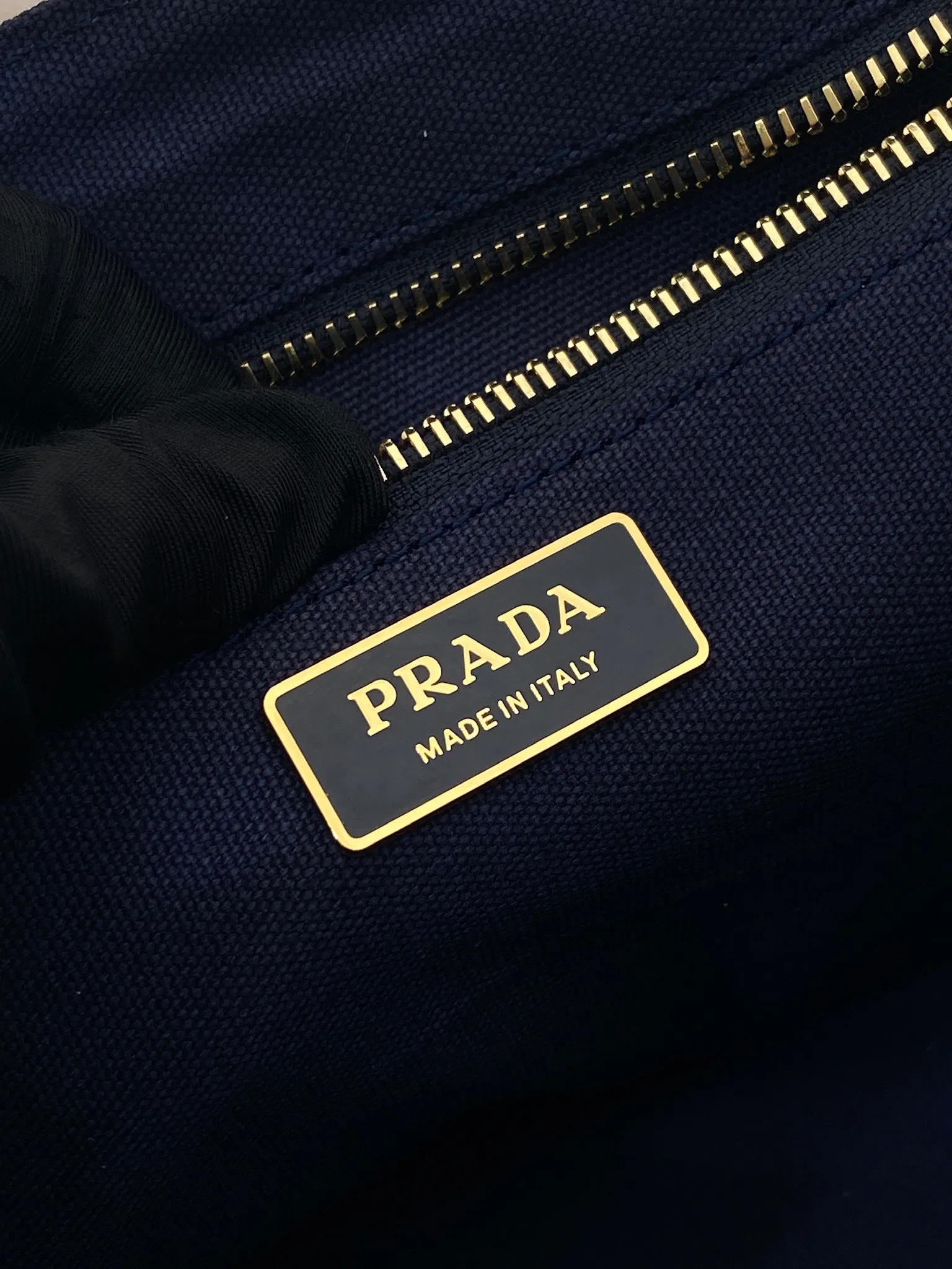 💰1160🎉New handbag🎉1BG464 small🎉🎉 This mini handbag is inspired by the timeless elements of nautical style and reinterprets the classic style. Made of cotton canvas with leather trim for a sophisticated and versatile look. Canvas handle, detachable and adjustable logo-printed woven shoulder strap, detachable leather keychain, can be carried by hand or on the shoulder, large capacity, so beautiful, another timeless and popular item🎉🎉worth owning🎉🎉 Length 26x Height 19x Bottom 15cm🎉🎉🎉💰💰💰
