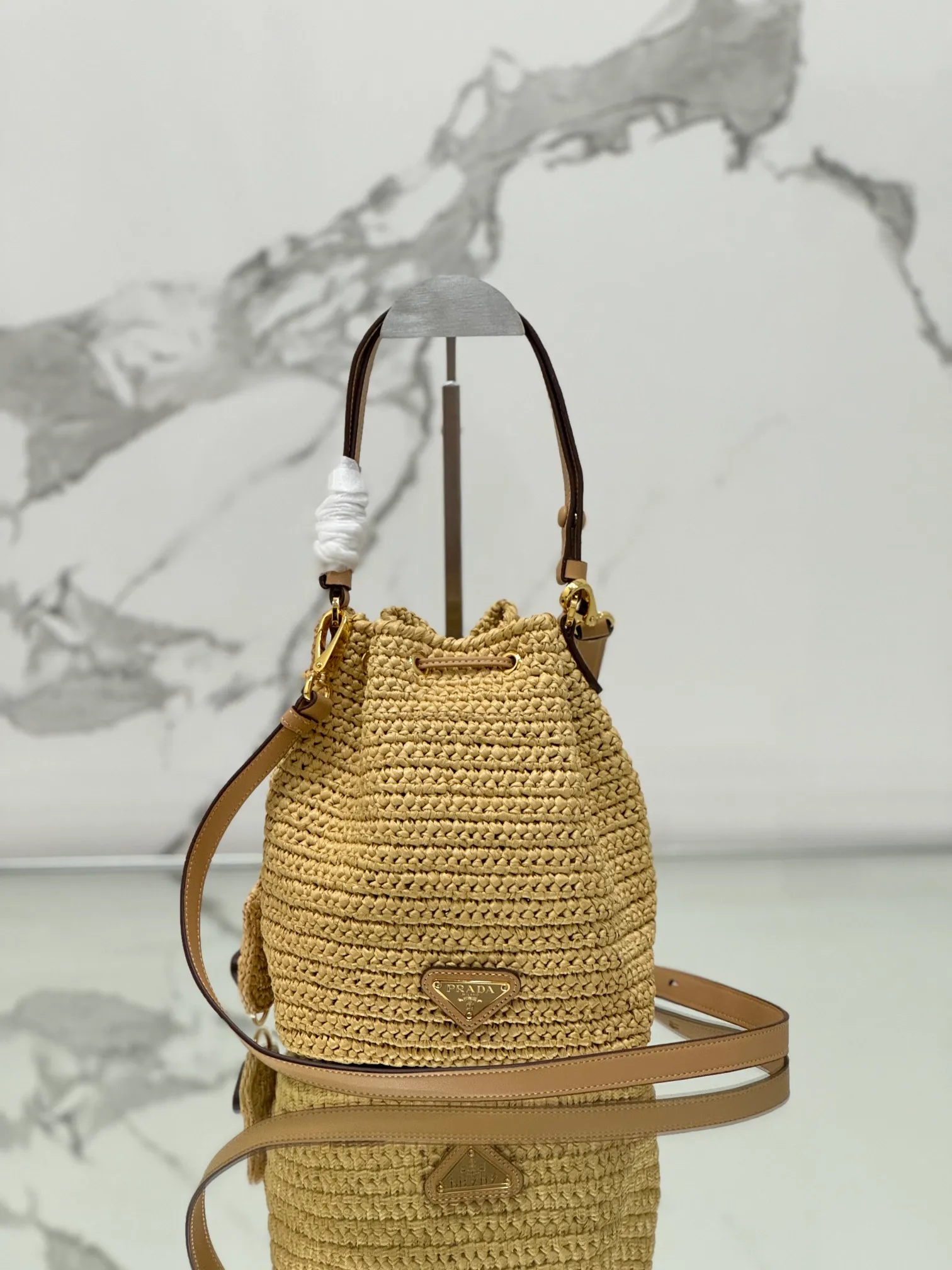 💰1700🌟Woven drawstring bucket bag. The raffia weaving is very solid and super textured. It can be paired with private clothes every day. It has a natural style design and seems to be able to breathe. Style number: 1BE068. Size 20×17×12.