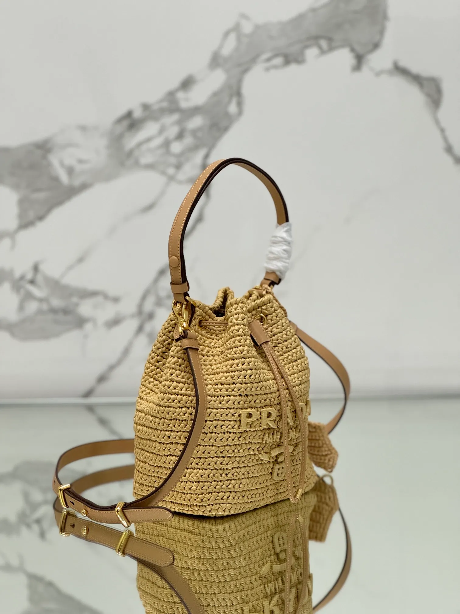 💰1700🌟Woven drawstring bucket bag. The raffia weaving is very solid and super textured. It can be paired with private clothes every day. It has a natural style design and seems to be able to breathe. Style number: 1BE068. Size 20×17×12.