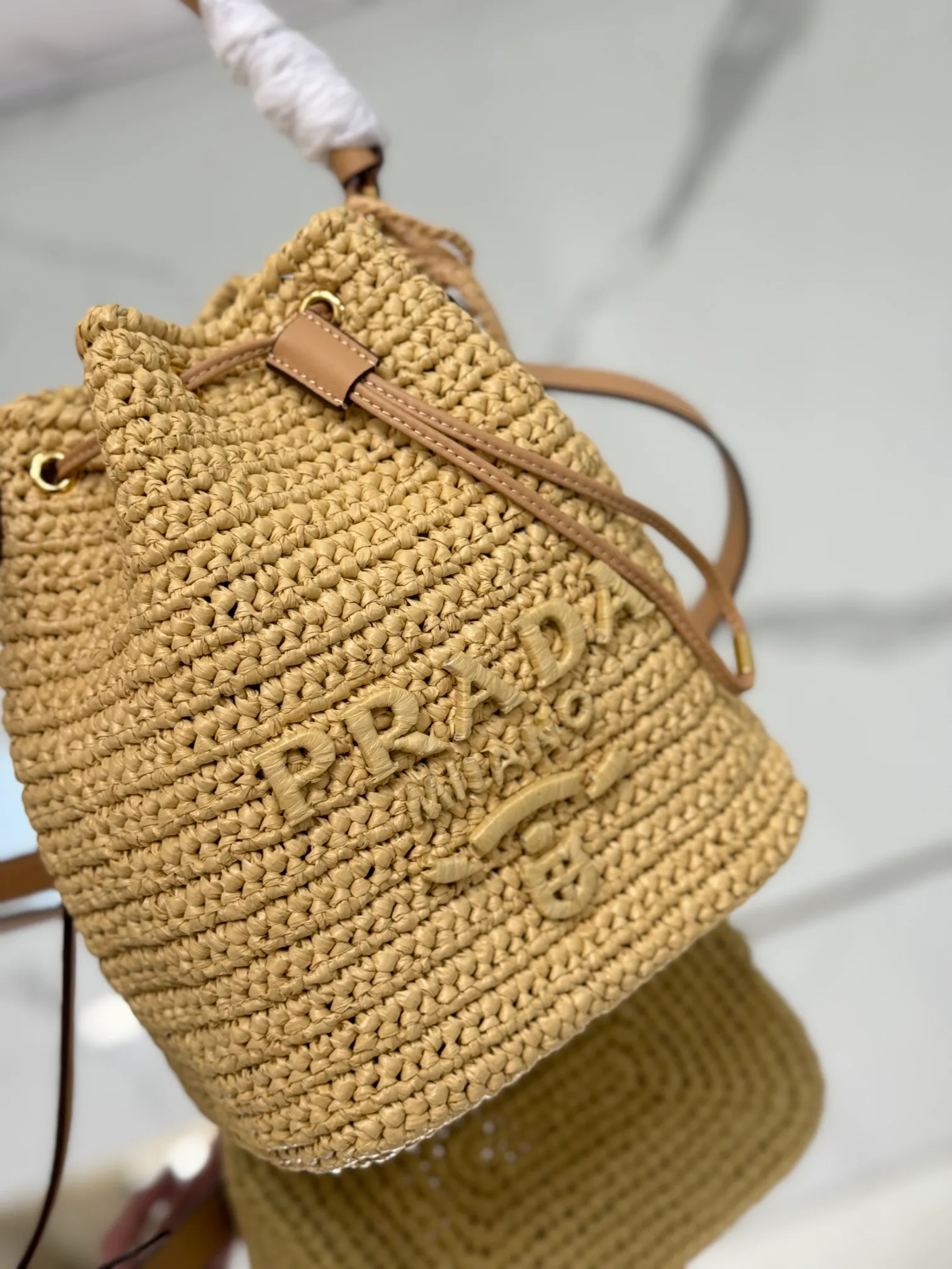 💰1700🌟Woven drawstring bucket bag. The raffia weaving is very solid and super textured. It can be paired with private clothes every day. It has a natural style design and seems to be able to breathe. Style number: 1BE068. Size 20×17×12.
