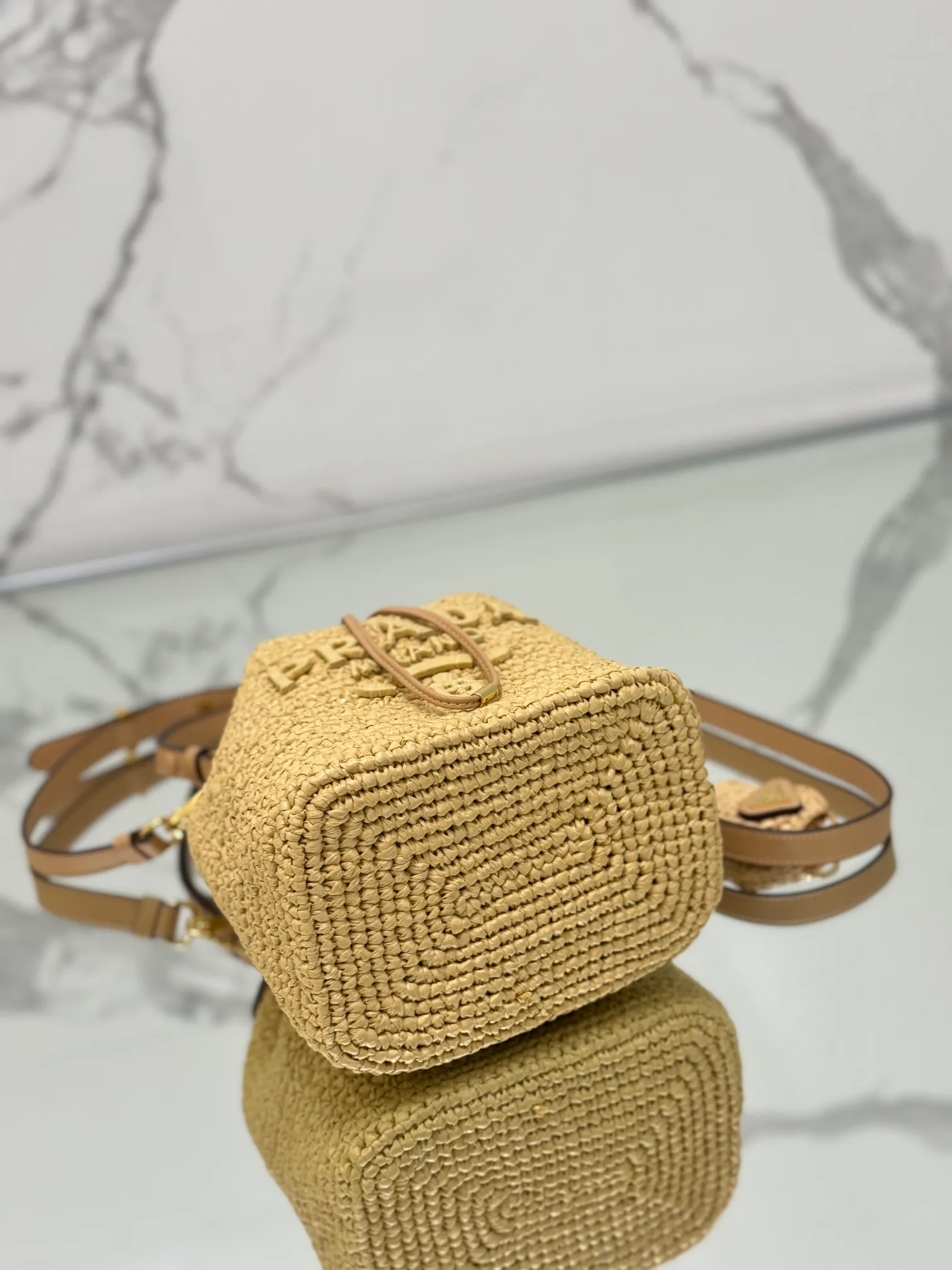 💰1700🌟Woven drawstring bucket bag. The raffia weaving is very solid and super textured. It can be paired with private clothes every day. It has a natural style design and seems to be able to breathe. Style number: 1BE068. Size 20×17×12.