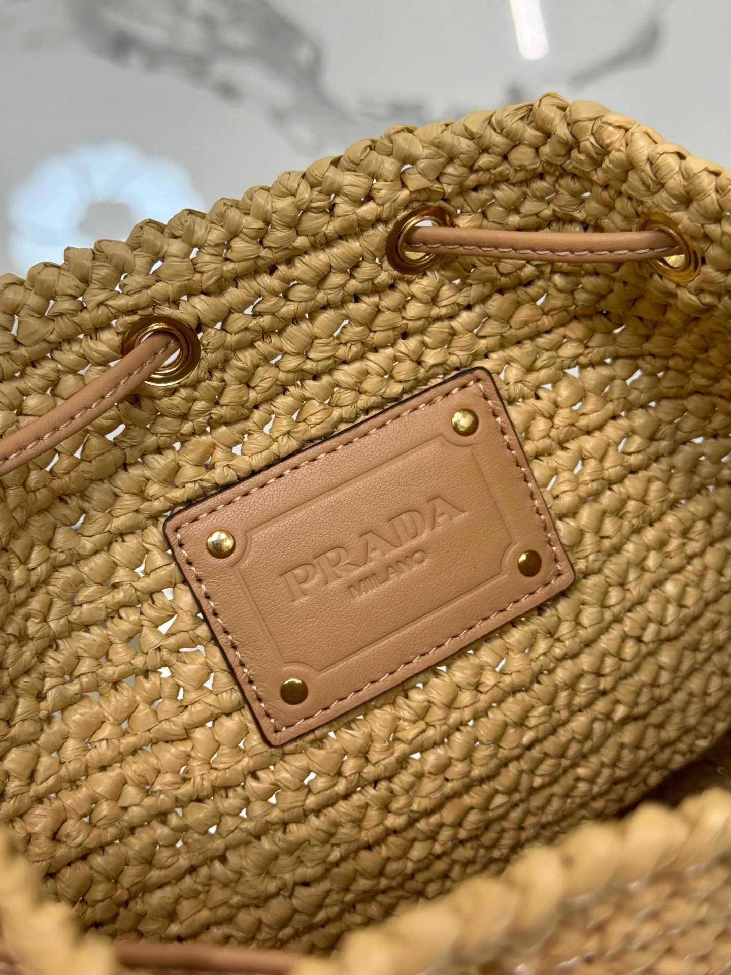 💰1700🌟Woven drawstring bucket bag. The raffia weaving is very solid and super textured. It can be paired with private clothes every day. It has a natural style design and seems to be able to breathe. Style number: 1BE068. Size 20×17×12.