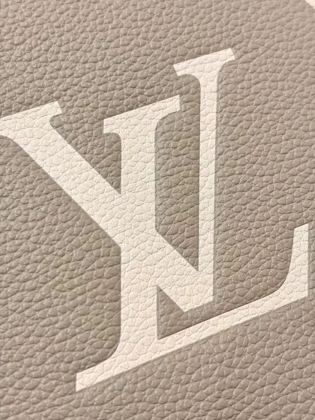 P¥1460👉nfc163C01 dynamic chip👈 [100% MB special grade original leather, all steel hardware] This All In BB handbag integrates modern design concepts into elegant silhouette and ample space. Monogram Empreinte leather craftsmanship creates a simple bucket bag structure, the iconic nameplate and metal padlock highlight the exquisite details, and the adjustable handle pays homage to the brand's trunk-making heritage. Embossed grained cow leather - Cow leather trim - Textile lining - Metal hardware - Magnetic and hook closure - Removable zippered interior pocket - A brand name - Padlock - Holds your smartphone, keys, Zippy wallet and headphones - Shoulder strap: non-detachable, adjustable! ! Model: M13045; Size: 16x18x12CM
