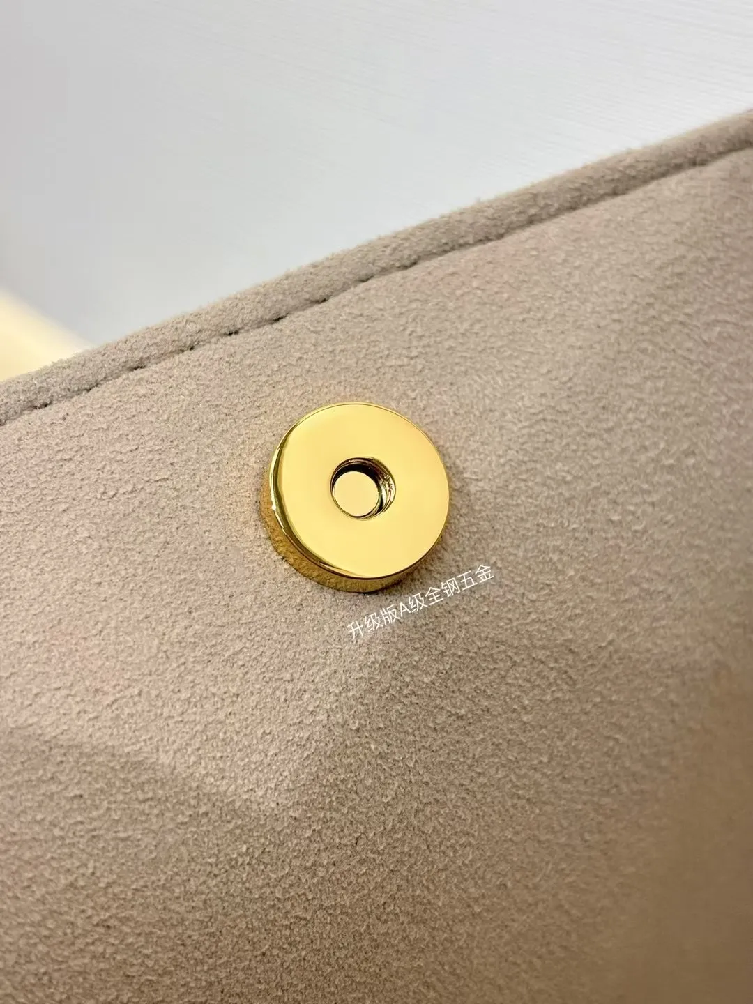 P¥1460👉nfc163C01 dynamic chip👈 [100% MB special grade original leather, all steel hardware] This All In BB handbag integrates modern design concepts into elegant silhouette and ample space. Monogram Empreinte leather craftsmanship creates a simple bucket bag structure, the iconic nameplate and metal padlock highlight the exquisite details, and the adjustable handle pays homage to the brand's trunk-making heritage. Embossed grained cow leather - Cow leather trim - Textile lining - Metal hardware - Magnetic and hook closure - Removable zippered interior pocket - A brand name - Padlock - Holds your smartphone, keys, Zippy wallet and headphones - Shoulder strap: non-detachable, adjustable! ! Model: M13045; Size: 16x18x12CM