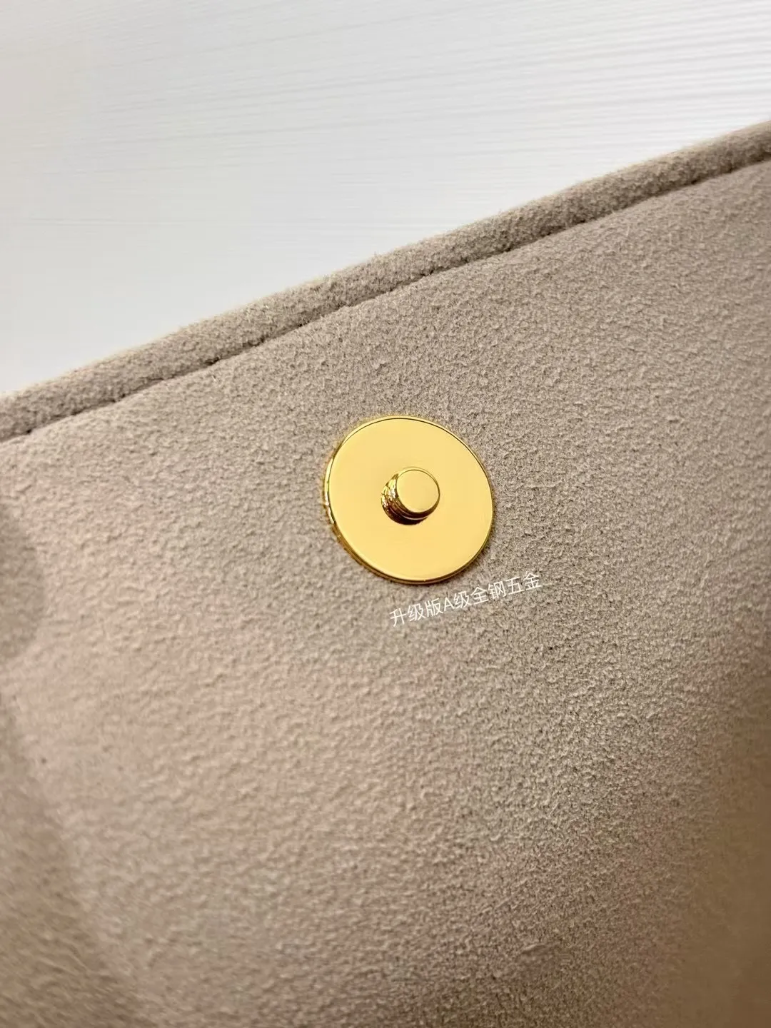 P¥1460👉nfc163C01 dynamic chip👈 [100% MB special grade original leather, all steel hardware] This All In BB handbag integrates modern design concepts into elegant silhouette and ample space. Monogram Empreinte leather craftsmanship creates a simple bucket bag structure, the iconic nameplate and metal padlock highlight the exquisite details, and the adjustable handle pays homage to the brand's trunk-making heritage. Embossed grained cow leather - Cow leather trim - Textile lining - Metal hardware - Magnetic and hook closure - Removable zippered interior pocket - A brand name - Padlock - Holds your smartphone, keys, Zippy wallet and headphones - Shoulder strap: non-detachable, adjustable! ! Model: M13045; Size: 16x18x12CM