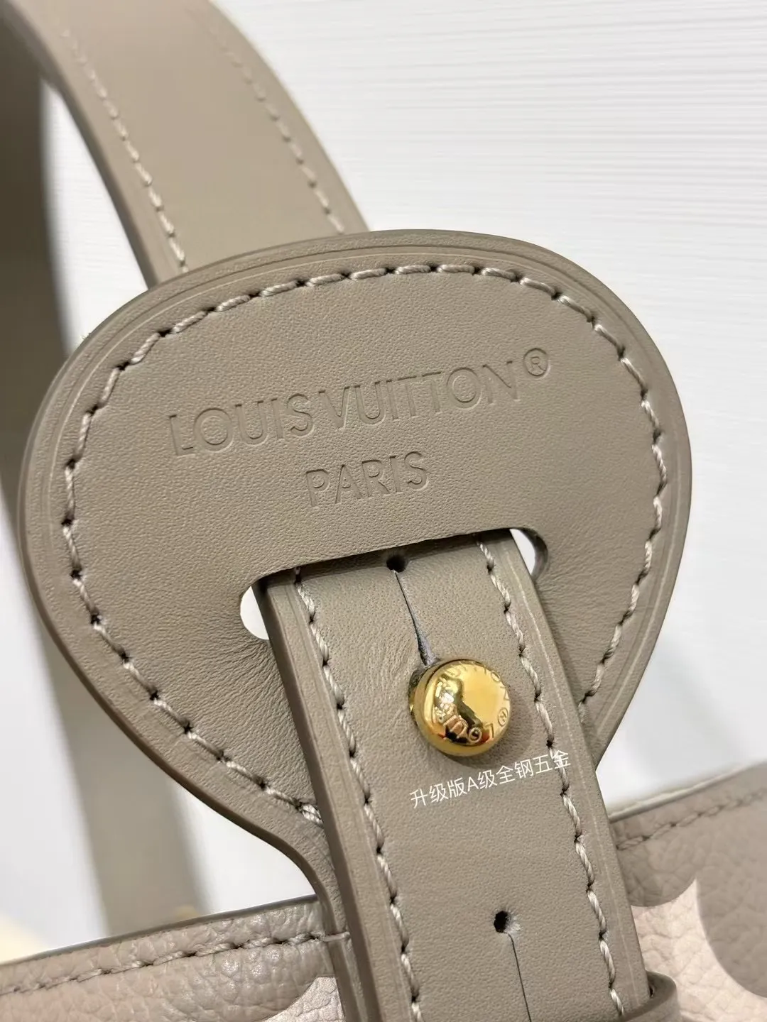 P¥1460👉nfc163C01 dynamic chip👈 [100% MB special grade original leather, all steel hardware] This All In BB handbag integrates modern design concepts into elegant silhouette and ample space. Monogram Empreinte leather craftsmanship creates a simple bucket bag structure, the iconic nameplate and metal padlock highlight the exquisite details, and the adjustable handle pays homage to the brand's trunk-making heritage. Embossed grained cow leather - Cow leather trim - Textile lining - Metal hardware - Magnetic and hook closure - Removable zippered interior pocket - A brand name - Padlock - Holds your smartphone, keys, Zippy wallet and headphones - Shoulder strap: non-detachable, adjustable! ! Model: M13045; Size: 16x18x12CM