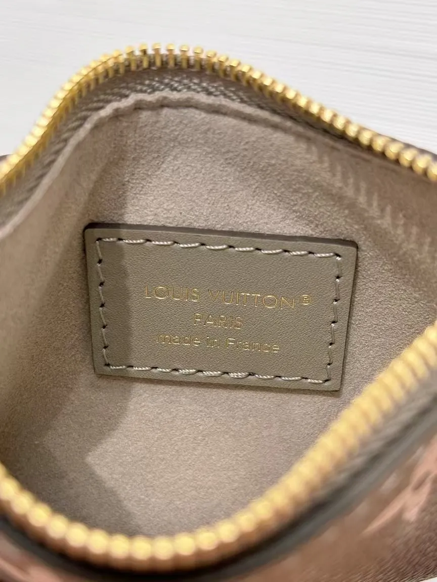 P¥1460👉nfc163C01 dynamic chip👈 [100% MB special grade original leather, all steel hardware] This All In BB handbag integrates modern design concepts into elegant silhouette and ample space. Monogram Empreinte leather craftsmanship creates a simple bucket bag structure, the iconic nameplate and metal padlock highlight the exquisite details, and the adjustable handle pays homage to the brand's trunk-making heritage. Embossed grained cow leather - Cow leather trim - Textile lining - Metal hardware - Magnetic and hook closure - Removable zippered interior pocket - A brand name - Padlock - Holds your smartphone, keys, Zippy wallet and headphones - Shoulder strap: non-detachable, adjustable! ! Model: M13045; Size: 16x18x12CM