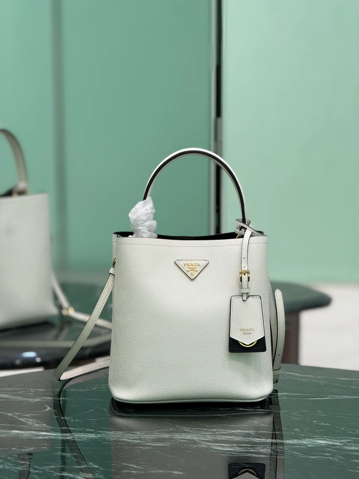 💰1840🌟Classic bucket bag (new tag) Saffiano leather material Leather handle Detachable and adjustable leather shoulder strap Detachable leather name tag with metal logo Leather-covered magnetic buckle fastened central mouth Saffiano leather triangle logo Contrast color nappa leather lining Size: 22×23×13CM Style number: 1BA212