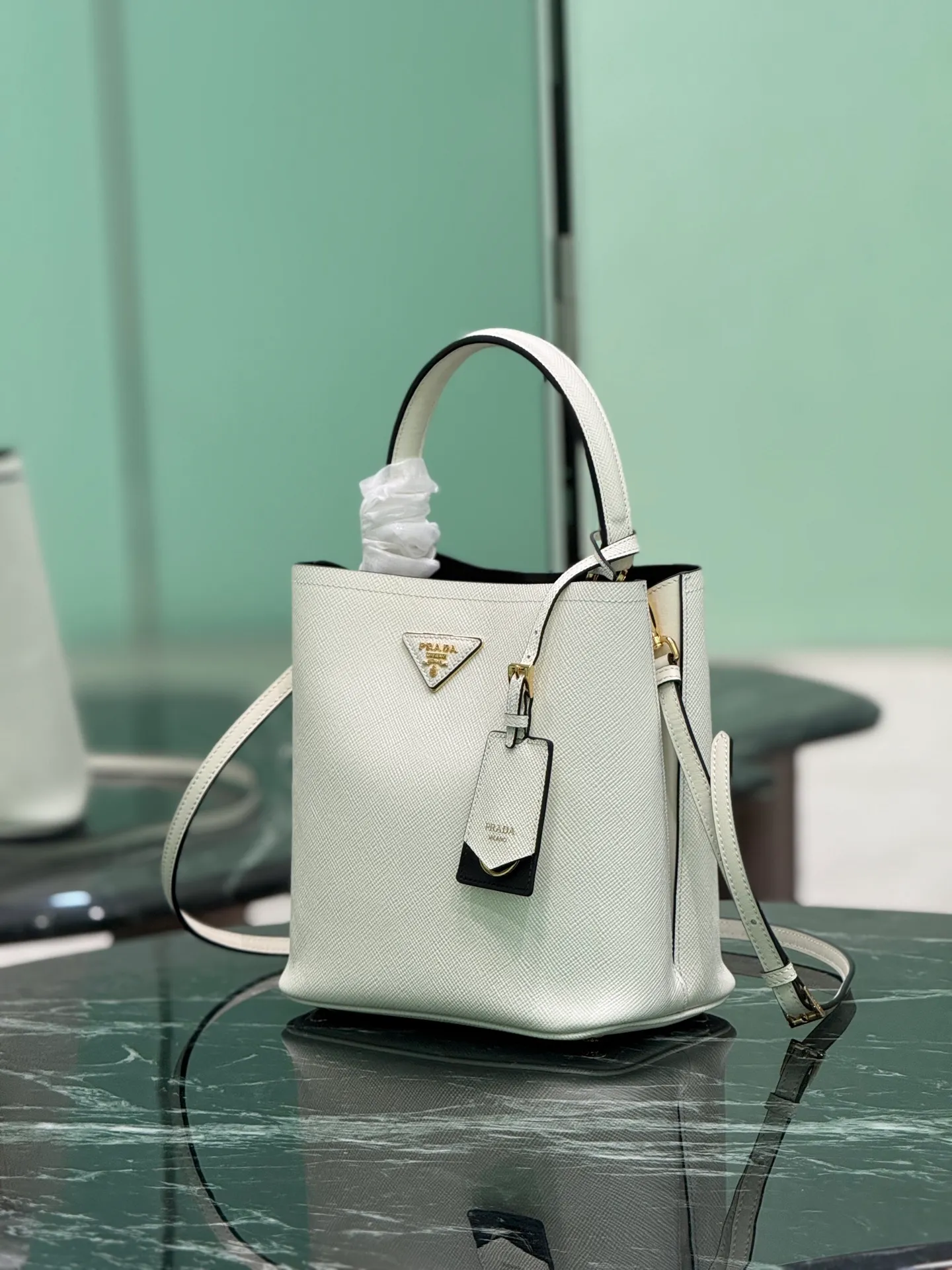 💰1840🌟Classic bucket bag (new tag) Saffiano leather material Leather handle Detachable and adjustable leather shoulder strap Detachable leather name tag with metal logo Leather-covered magnetic buckle fastened central mouth Saffiano leather triangle logo Contrast color nappa leather lining Size: 22×23×13CM Style number: 1BA212