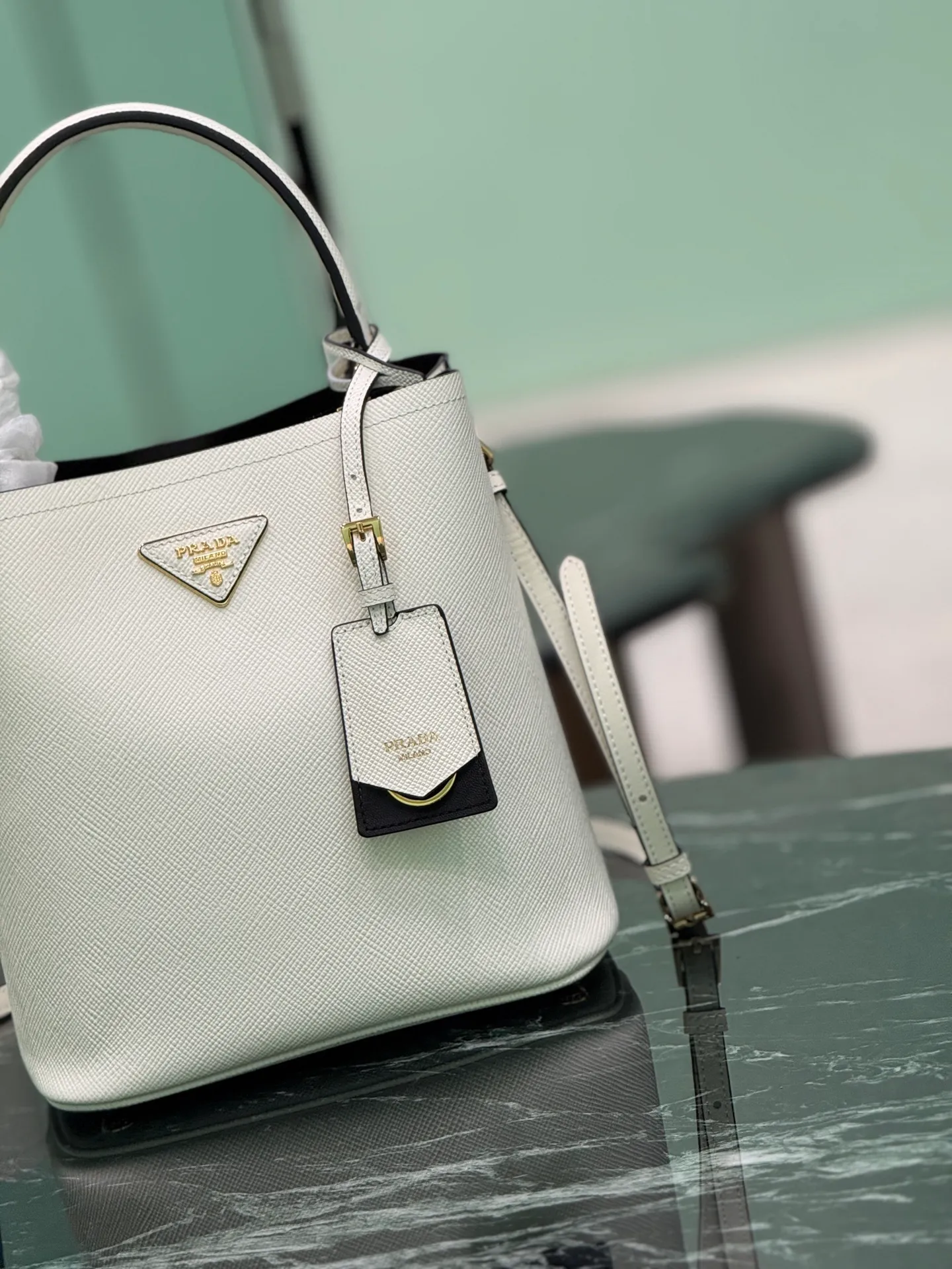 💰1840🌟Classic bucket bag (new tag) Saffiano leather material Leather handle Detachable and adjustable leather shoulder strap Detachable leather name tag with metal logo Leather-covered magnetic buckle fastened central mouth Saffiano leather triangle logo Contrast color nappa leather lining Size: 22×23×13CM Style number: 1BA212