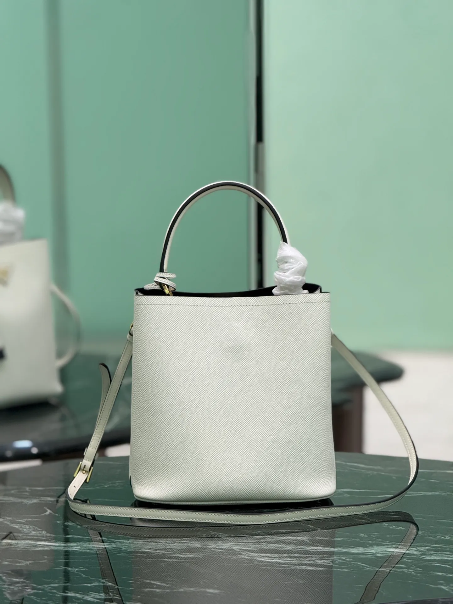 💰1840🌟Classic bucket bag (new tag) Saffiano leather material Leather handle Detachable and adjustable leather shoulder strap Detachable leather name tag with metal logo Leather-covered magnetic buckle fastened central mouth Saffiano leather triangle logo Contrast color nappa leather lining Size: 22×23×13CM Style number: 1BA212
