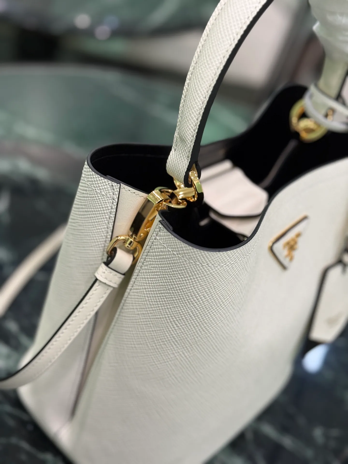 💰1840🌟Classic bucket bag (new tag) Saffiano leather material Leather handle Detachable and adjustable leather shoulder strap Detachable leather name tag with metal logo Leather-covered magnetic buckle fastened central mouth Saffiano leather triangle logo Contrast color nappa leather lining Size: 22×23×13CM Style number: 1BA212