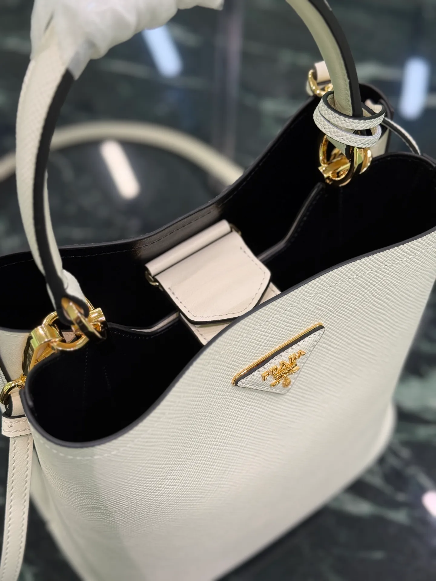 💰1840🌟Classic bucket bag (new tag) Saffiano leather material Leather handle Detachable and adjustable leather shoulder strap Detachable leather name tag with metal logo Leather-covered magnetic buckle fastened central mouth Saffiano leather triangle logo Contrast color nappa leather lining Size: 22×23×13CM Style number: 1BA212