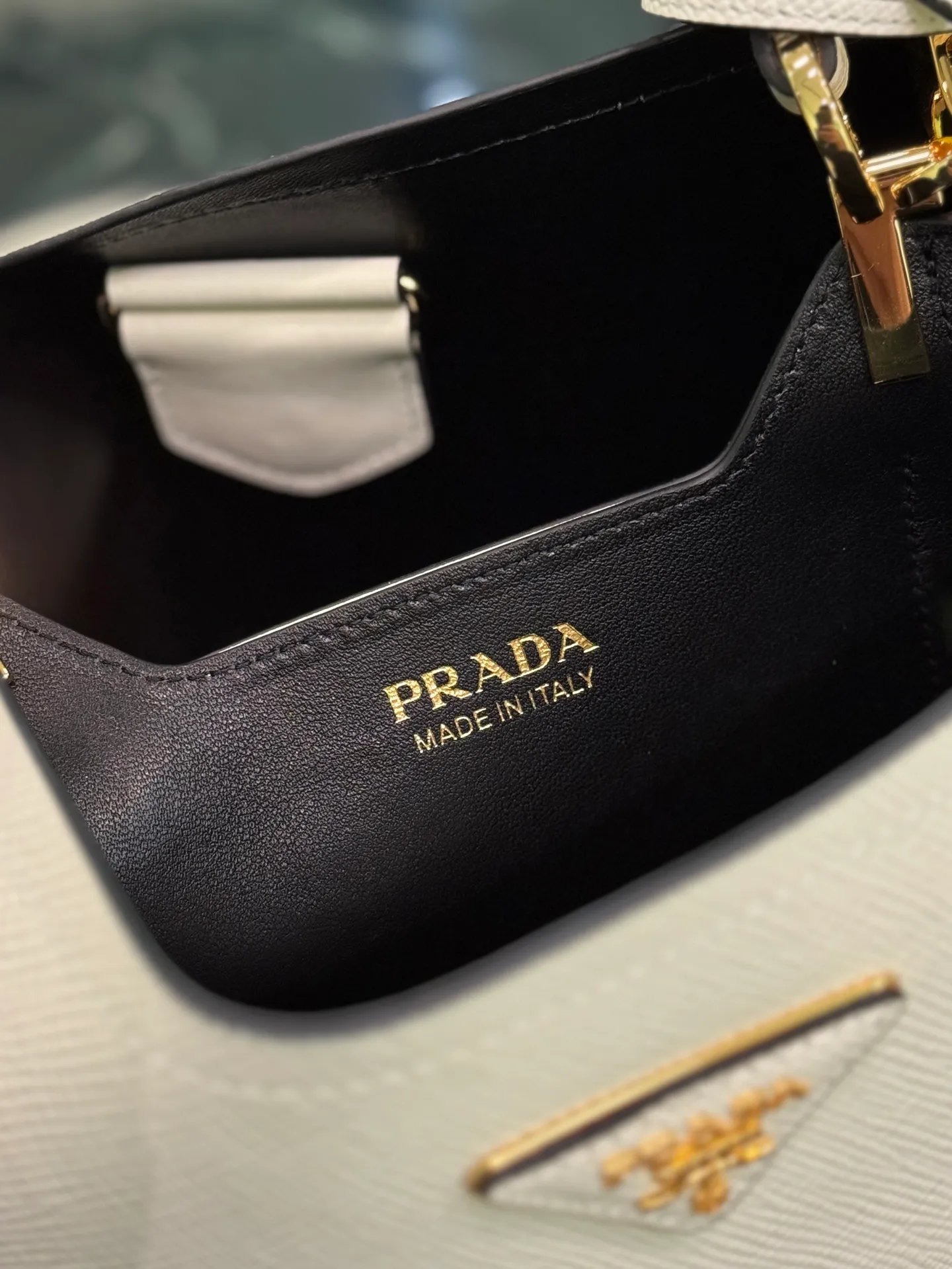 💰1840🌟Classic bucket bag (new tag) Saffiano leather material Leather handle Detachable and adjustable leather shoulder strap Detachable leather name tag with metal logo Leather-covered magnetic buckle fastened central mouth Saffiano leather triangle logo Contrast color nappa leather lining Size: 22×23×13CM Style number: 1BA212