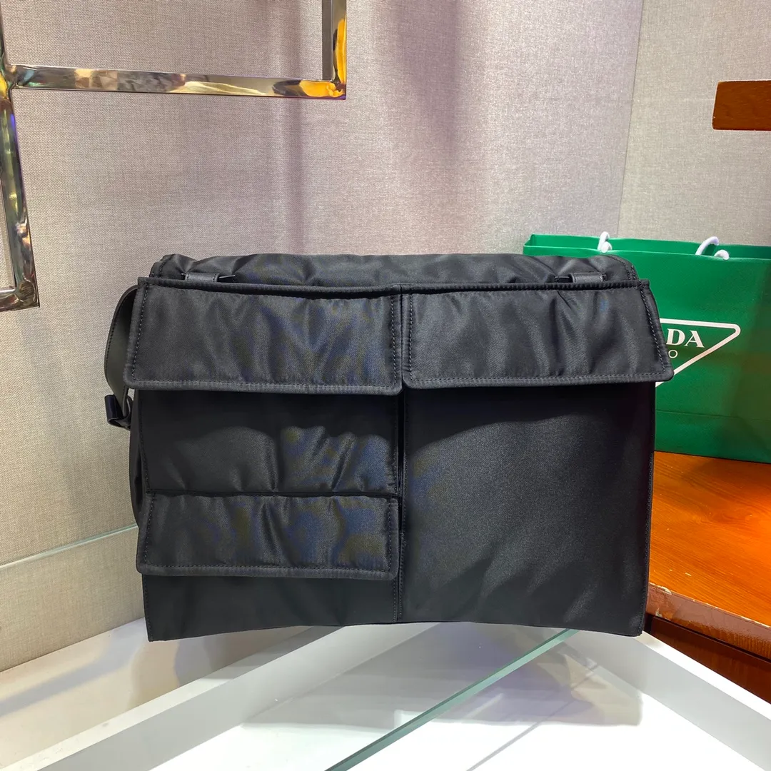 💰1520🎉Hot-selling messenger bag 🎉2⃣️combined bags, 1⃣️bag can be used in multiple ways of carrying🙊🙊 Made of imported nylon elements and simple latest triangle logo decoration, the overall low-key luxury and versatile, the commuter bag can be casual or salty, the combined bag on the back can be disassembled and carried separately, which is equivalent to buying 2 bags, extremely practical and awesome😘😘 It can be carried cross-body, or can be used as a clutch bag under the arm. It is light and practical to carry, super tasteful😘😘, suitable for both men and women🙊🙊If you like it, hurry up and get it, it is another popular postman style that will never go out of style👏👏 1BC208, 38×height 28xbase 19cm