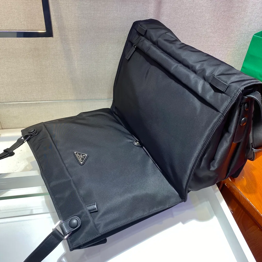 💰1520🎉Hot-selling messenger bag 🎉2⃣️combined bags, 1⃣️bag can be used in multiple ways of carrying🙊🙊 Made of imported nylon elements and simple latest triangle logo decoration, the overall low-key luxury and versatile, the commuter bag can be casual or salty, the combined bag on the back can be disassembled and carried separately, which is equivalent to buying 2 bags, extremely practical and awesome😘😘 It can be carried cross-body, or can be used as a clutch bag under the arm. It is light and practical to carry, super tasteful😘😘, suitable for both men and women🙊🙊If you like it, hurry up and get it, it is another popular postman style that will never go out of style👏👏 1BC208, 38×height 28xbase 19cm