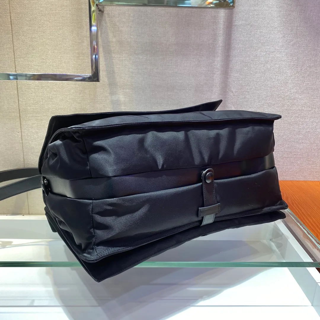 💰1520🎉Hot-selling messenger bag 🎉2⃣️combined bags, 1⃣️bag can be used in multiple ways of carrying🙊🙊 Made of imported nylon elements and simple latest triangle logo decoration, the overall low-key luxury and versatile, the commuter bag can be casual or salty, the combined bag on the back can be disassembled and carried separately, which is equivalent to buying 2 bags, extremely practical and awesome😘😘 It can be carried cross-body, or can be used as a clutch bag under the arm. It is light and practical to carry, super tasteful😘😘, suitable for both men and women🙊🙊If you like it, hurry up and get it, it is another popular postman style that will never go out of style👏👏 1BC208, 38×height 28xbase 19cm