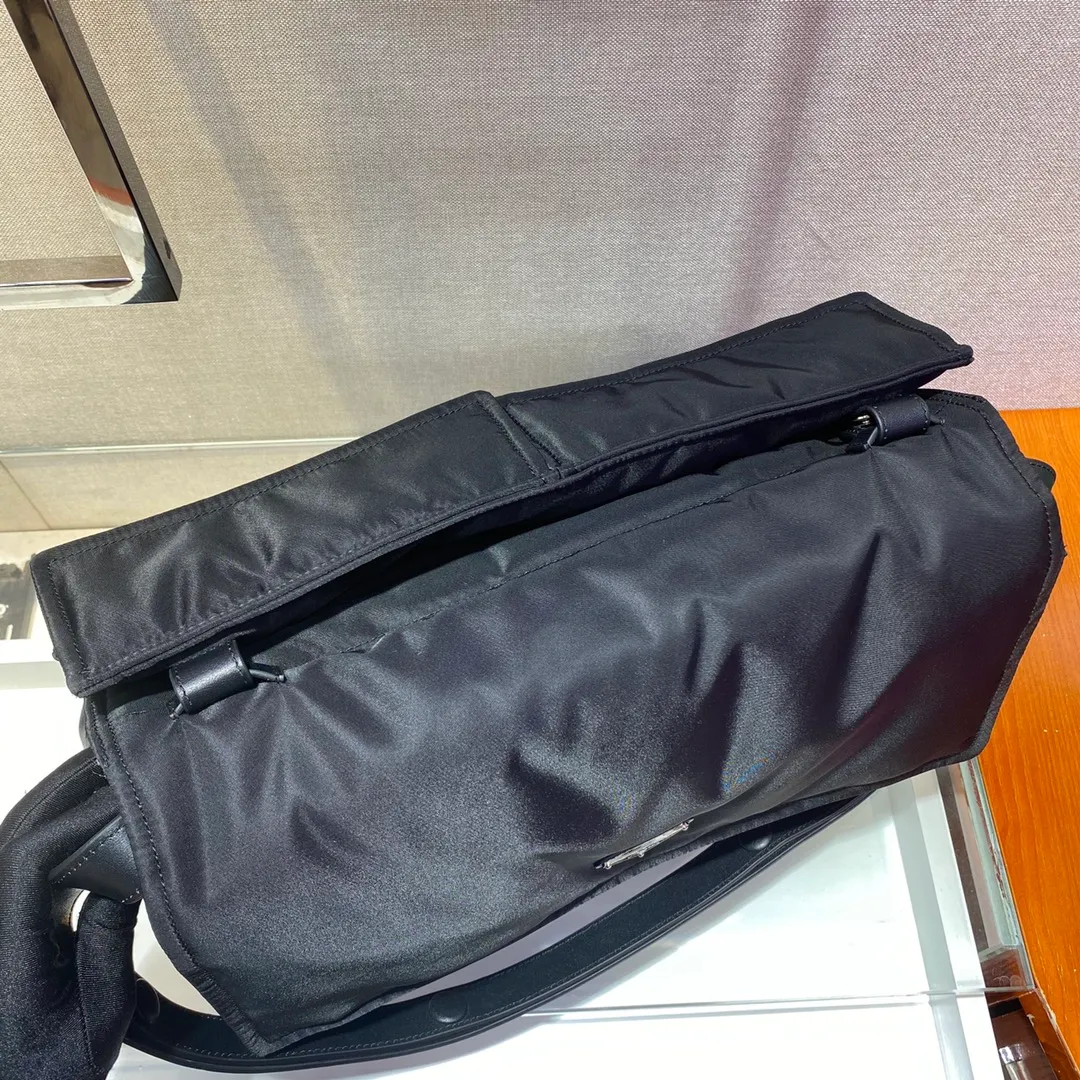 💰1520🎉Hot-selling messenger bag 🎉2⃣️combined bags, 1⃣️bag can be used in multiple ways of carrying🙊🙊 Made of imported nylon elements and simple latest triangle logo decoration, the overall low-key luxury and versatile, the commuter bag can be casual or salty, the combined bag on the back can be disassembled and carried separately, which is equivalent to buying 2 bags, extremely practical and awesome😘😘 It can be carried cross-body, or can be used as a clutch bag under the arm. It is light and practical to carry, super tasteful😘😘, suitable for both men and women🙊🙊If you like it, hurry up and get it, it is another popular postman style that will never go out of style👏👏 1BC208, 38×height 28xbase 19cm