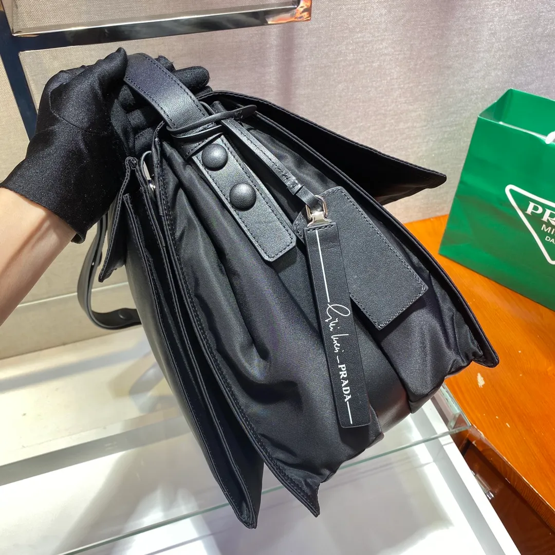 💰1520🎉Hot-selling messenger bag 🎉2⃣️combined bags, 1⃣️bag can be used in multiple ways of carrying🙊🙊 Made of imported nylon elements and simple latest triangle logo decoration, the overall low-key luxury and versatile, the commuter bag can be casual or salty, the combined bag on the back can be disassembled and carried separately, which is equivalent to buying 2 bags, extremely practical and awesome😘😘 It can be carried cross-body, or can be used as a clutch bag under the arm. It is light and practical to carry, super tasteful😘😘, suitable for both men and women🙊🙊If you like it, hurry up and get it, it is another popular postman style that will never go out of style👏👏 1BC208, 38×height 28xbase 19cm