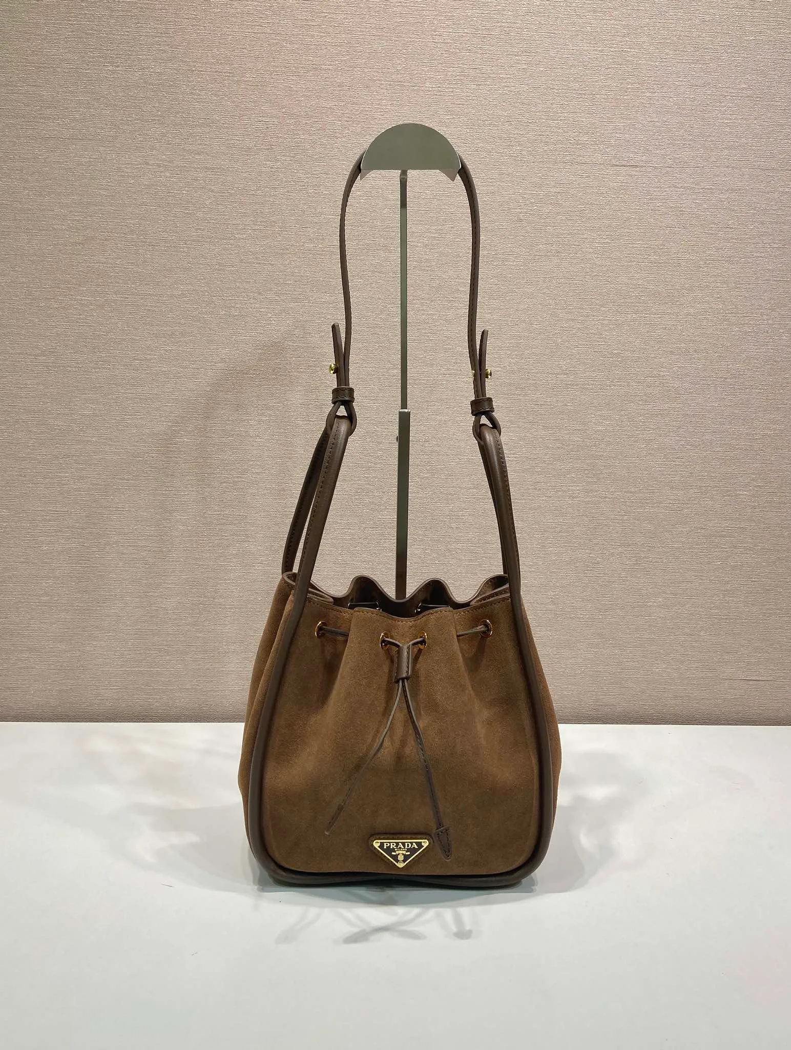 💰1320🎉New bucket bag🎉1BE087 suede leather🎉🎉 This bucket bag is made of suede leather and equipped with a detachable long shoulder strap for multiple carrying methods. It can be carried by hand or shoulder strap. The bag mouth is designed with a drawstring. It is highly functional and perfect. It has a large space and the upper body effect is beautiful and fashionable. Baby, hurry up and get it🎉🎉 Length 22x Height 21x Bottom 10.5cm🎉🎉🎉💰💰💰