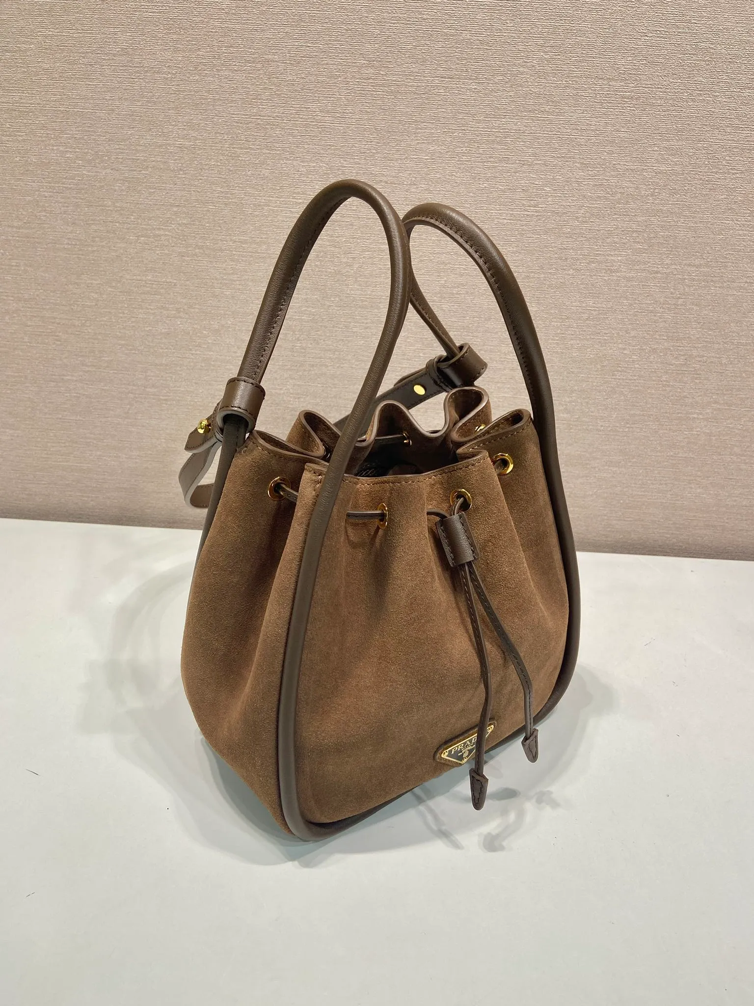💰1320🎉New bucket bag🎉1BE087 suede leather🎉🎉 This bucket bag is made of suede leather and equipped with a detachable long shoulder strap for multiple carrying methods. It can be carried by hand or shoulder strap. The bag mouth is designed with a drawstring. It is highly functional and perfect. It has a large space and the upper body effect is beautiful and fashionable. Baby, hurry up and get it🎉🎉 Length 22x Height 21x Bottom 10.5cm🎉🎉🎉💰💰💰