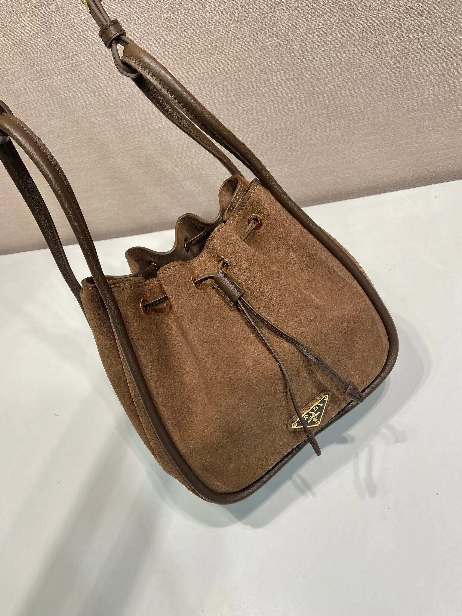 💰1320🎉New bucket bag🎉1BE087 suede leather🎉🎉 This bucket bag is made of suede leather and equipped with a detachable long shoulder strap for multiple carrying methods. It can be carried by hand or shoulder strap. The bag mouth is designed with a drawstring. It is highly functional and perfect. It has a large space and the upper body effect is beautiful and fashionable. Baby, hurry up and get it🎉🎉 Length 22x Height 21x Bottom 10.5cm🎉🎉🎉💰💰💰