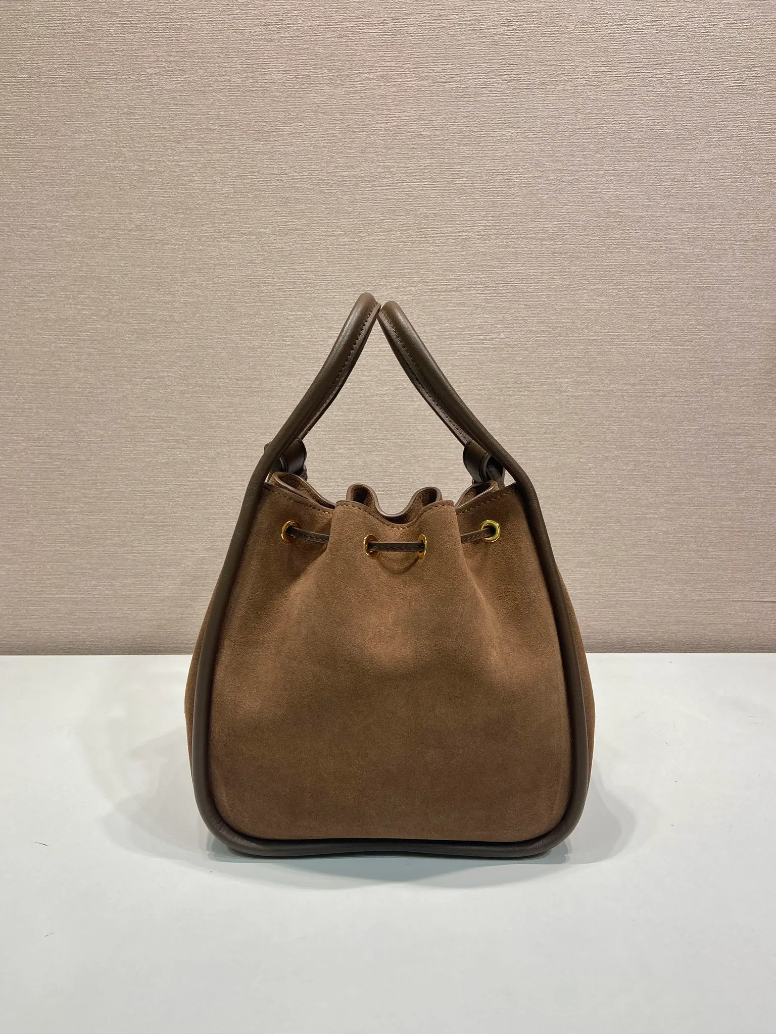 💰1320🎉New bucket bag🎉1BE087 suede leather🎉🎉 This bucket bag is made of suede leather and equipped with a detachable long shoulder strap for multiple carrying methods. It can be carried by hand or shoulder strap. The bag mouth is designed with a drawstring. It is highly functional and perfect. It has a large space and the upper body effect is beautiful and fashionable. Baby, hurry up and get it🎉🎉 Length 22x Height 21x Bottom 10.5cm🎉🎉🎉💰💰💰