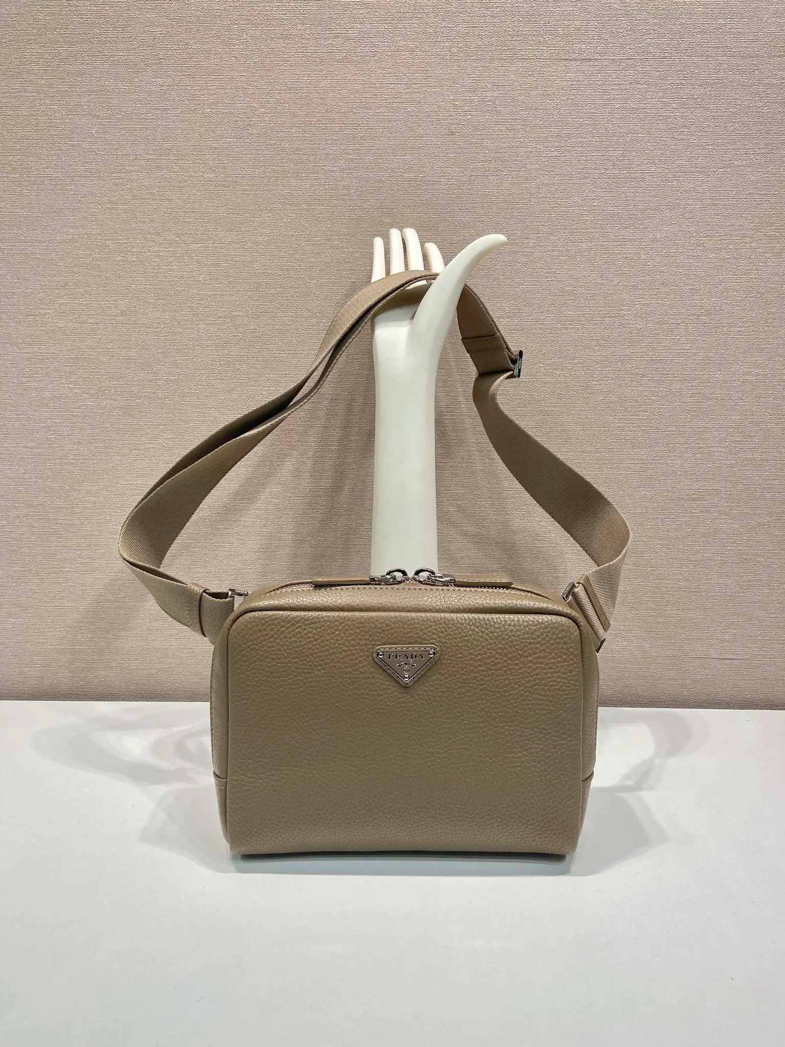 💰1320🎉New chest bag🎉2VH181 large size new color🎉🎉 This leather shoulder bag chest bag adopts fashionable and smooth line design and layered silhouette, with adjustable webbing and imported deerskin and cowhide. It feels comfortable and luxurious, and can be used as a chest bag or shoulder bag. Large capacity space. The upper body effect is fashionable and trendy, and it is a popular style that will never go out of style🎉🎉 Length 24x Height 16.5x Bottom 7cm🎉🎉🎉👏👏👏