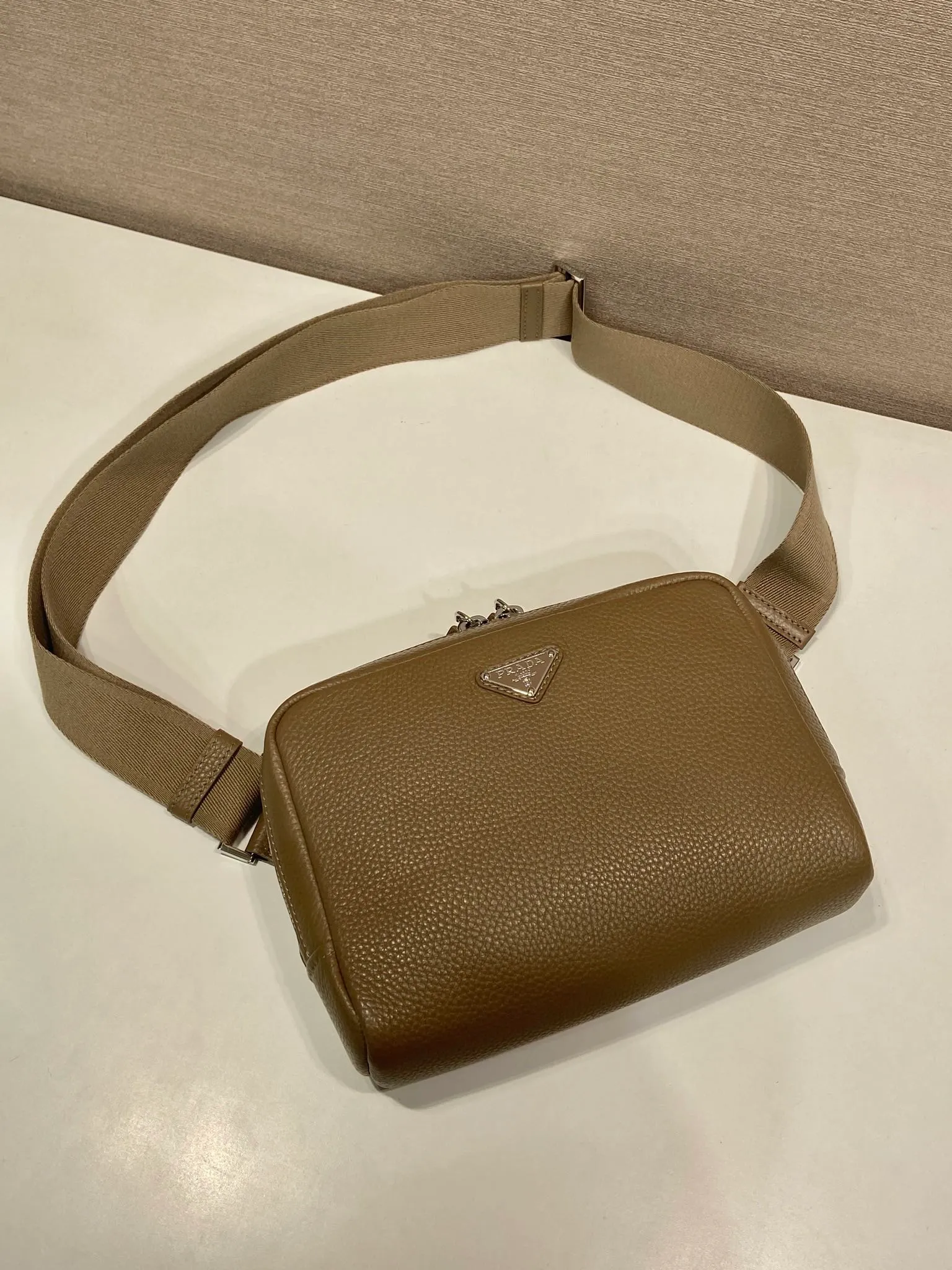 💰1320🎉New chest bag🎉2VH181 large size new color🎉🎉 This leather shoulder bag chest bag adopts fashionable and smooth line design and layered silhouette, with adjustable webbing and imported deerskin and cowhide. It feels comfortable and luxurious, and can be used as a chest bag or shoulder bag. Large capacity space. The upper body effect is fashionable and trendy, and it is a popular style that will never go out of style🎉🎉 Length 24x Height 16.5x Bottom 7cm🎉🎉🎉👏👏👏