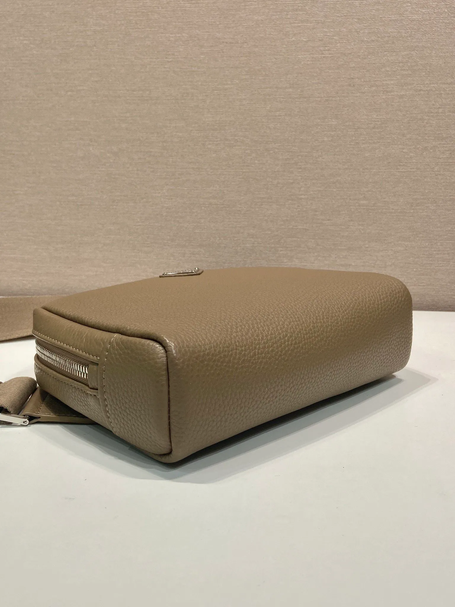 💰1320🎉New chest bag🎉2VH181 large size new color🎉🎉 This leather shoulder bag chest bag adopts fashionable and smooth line design and layered silhouette, with adjustable webbing and imported deerskin and cowhide. It feels comfortable and luxurious, and can be used as a chest bag or shoulder bag. Large capacity space. The upper body effect is fashionable and trendy, and it is a popular style that will never go out of style🎉🎉 Length 24x Height 16.5x Bottom 7cm🎉🎉🎉👏👏👏