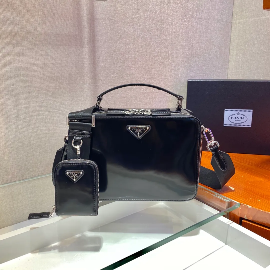 💰1640🎉New camera bag🎉2VH069 glossy🎉🎉 This Brique handbag with simple lines is made of glossy leather. The vintage glossy leather is very unique and is often used in the fashion industry. It is equipped with a detachable long nylon shoulder strap, which is hooked to a detachable mini pouch, subtly blending elegance and practicality. The upper body effect must be cool, simple and elegant, I like it for babies; hurry up and get it👏 Length 22x Height 16x Bottom 6cm