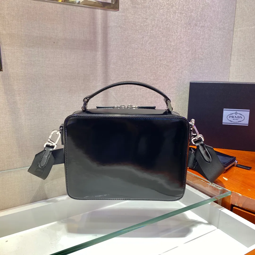 💰1640🎉New camera bag🎉2VH069 glossy🎉🎉 This Brique handbag with simple lines is made of glossy leather. The vintage glossy leather is very unique and is often used in the fashion industry. It is equipped with a detachable long nylon shoulder strap, which is hooked to a detachable mini pouch, subtly blending elegance and practicality. The upper body effect must be cool, simple and elegant, I like it for babies; hurry up and get it👏 Length 22x Height 16x Bottom 6cm