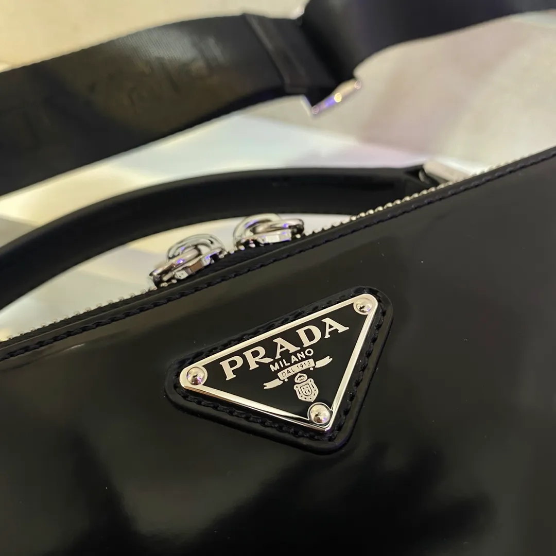 💰1640🎉New camera bag🎉2VH069 glossy🎉🎉 This Brique handbag with simple lines is made of glossy leather. The vintage glossy leather is very unique and is often used in the fashion industry. It is equipped with a detachable long nylon shoulder strap, which is hooked to a detachable mini pouch, subtly blending elegance and practicality. The upper body effect must be cool, simple and elegant, I like it for babies; hurry up and get it👏 Length 22x Height 16x Bottom 6cm