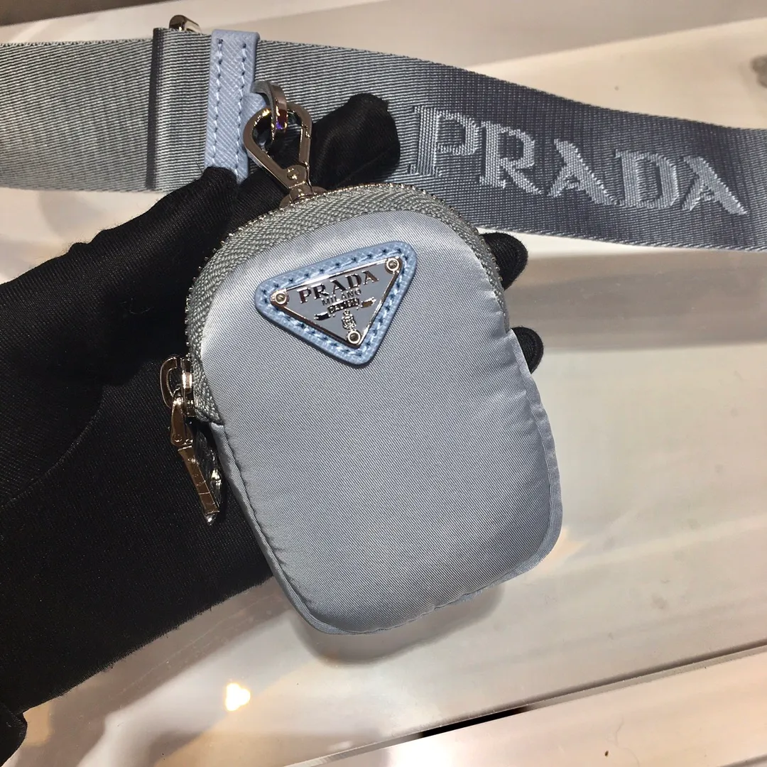 ✨Breaking hot new colors✨🎉New model 1BH204, nylon Hobo handbag/underarm bag😘😘Hobo, which is popular in the fashion circle due to the crazy cultivation of internet celebrity sisters, has a new model! 👏👏The design of this Hobo bag is great👍👍One bag with three uses😘😘waist bag/crossbody/single shoulder bag👍👍The handle is replaced by a chain. When the armpit bag is a little more sexy, it is also equipped with a long shoulder strap. What I love most is that the shoulder strap also has a small pendant (small bag), which can also be hung with other bags and pants as accessories. 🙊🙊There is no problem in matching various clothes in normal times😘😘Babies, hurry up and get it, it’s so beautiful🙊🙊Dimensions: Length 22X Height 12x Bottom 6cm👏👏👏💰💰💰 P1000