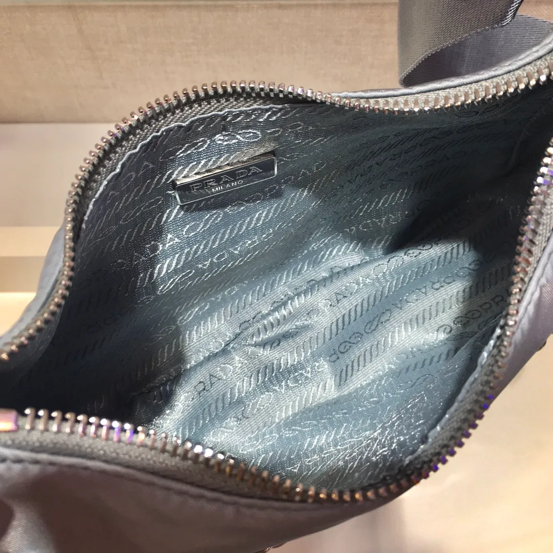 ✨Breaking hot new colors✨🎉New model 1BH204, nylon Hobo handbag/underarm bag😘😘Hobo, which is popular in the fashion circle due to the crazy cultivation of internet celebrity sisters, has a new model! 👏👏The design of this Hobo bag is great👍👍One bag with three uses😘😘waist bag/crossbody/single shoulder bag👍👍The handle is replaced by a chain. When the armpit bag is a little more sexy, it is also equipped with a long shoulder strap. What I love most is that the shoulder strap also has a small pendant (small bag), which can also be hung with other bags and pants as accessories. 🙊🙊There is no problem in matching various clothes in normal times😘😘Babies, hurry up and get it, it’s so beautiful🙊🙊Dimensions: Length 22X Height 12x Bottom 6cm👏👏👏💰💰💰 P1000