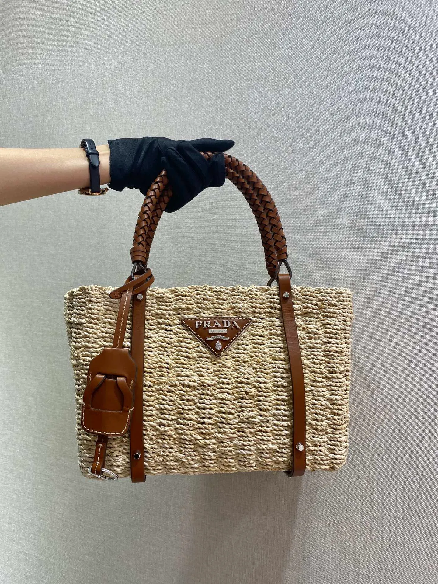 💰1640🎉Best straw woven bag🎉Made of high-end, fashionable and unique handmade bamboo weaving and imported cowhide leather👏👏Full of artistic flavor~classic and retro, with exquisite cowhide braiding design of the handle and a small leather tag♡It has a fashionable and modern noble charm😘😘It can also be paired with private clothes every day. Natural style design It seems like it can breathe🙊🙊Lightweight/big and empty👍👍, the appearance is cute😘😘This straw knitted style will never go out of style, babies, hurry up and get it, it’s so beautiful🙊🙊 Length 26x height 18x bottom 13.5cm👏👏👏💰💰💰