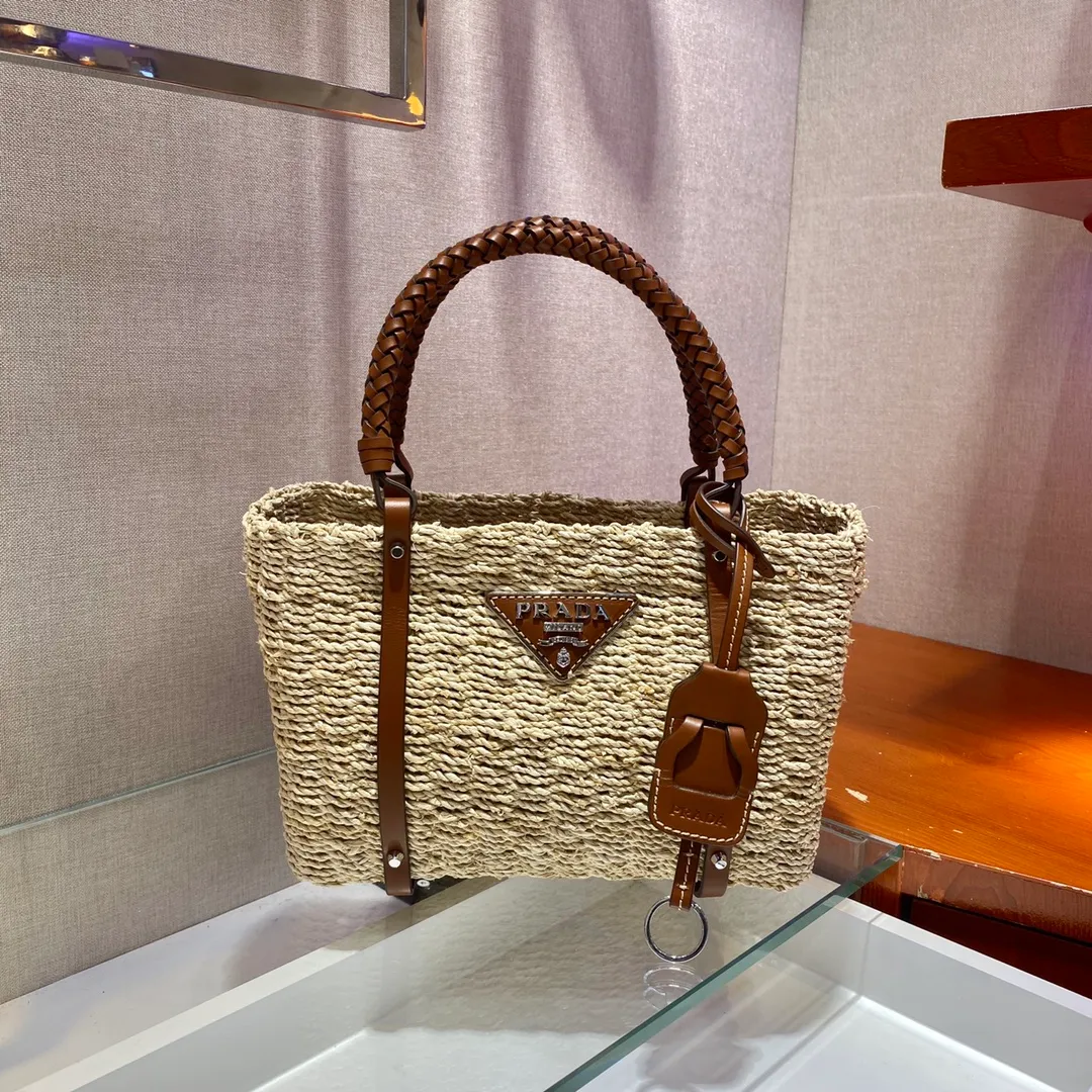 💰1640🎉Best straw woven bag🎉Made of high-end, fashionable and unique handmade bamboo weaving and imported cowhide leather👏👏Full of artistic flavor~classic and retro, with exquisite cowhide braiding design of the handle and a small leather tag♡It has a fashionable and modern noble charm😘😘It can also be paired with private clothes every day. Natural style design It seems like it can breathe🙊🙊Lightweight/big and empty👍👍, the appearance is cute😘😘This straw knitted style will never go out of style, babies, hurry up and get it, it’s so beautiful🙊🙊 Length 26x height 18x bottom 13.5cm👏👏👏💰💰💰