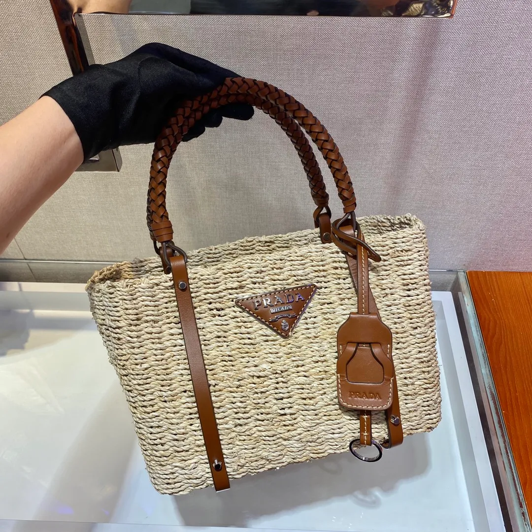 💰1640🎉Best straw woven bag🎉Made of high-end, fashionable and unique handmade bamboo weaving and imported cowhide leather👏👏Full of artistic flavor~classic and retro, with exquisite cowhide braiding design of the handle and a small leather tag♡It has a fashionable and modern noble charm😘😘It can also be paired with private clothes every day. Natural style design It seems like it can breathe🙊🙊Lightweight/big and empty👍👍, the appearance is cute😘😘This straw knitted style will never go out of style, babies, hurry up and get it, it’s so beautiful🙊🙊 Length 26x height 18x bottom 13.5cm👏👏👏💰💰💰