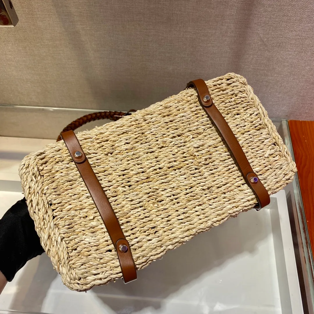 💰1640🎉Best straw woven bag🎉Made of high-end, fashionable and unique handmade bamboo weaving and imported cowhide leather👏👏Full of artistic flavor~classic and retro, with exquisite cowhide braiding design of the handle and a small leather tag♡It has a fashionable and modern noble charm😘😘It can also be paired with private clothes every day. Natural style design It seems like it can breathe🙊🙊Lightweight/big and empty👍👍, the appearance is cute😘😘This straw knitted style will never go out of style, babies, hurry up and get it, it’s so beautiful🙊🙊 Length 26x height 18x bottom 13.5cm👏👏👏💰💰💰