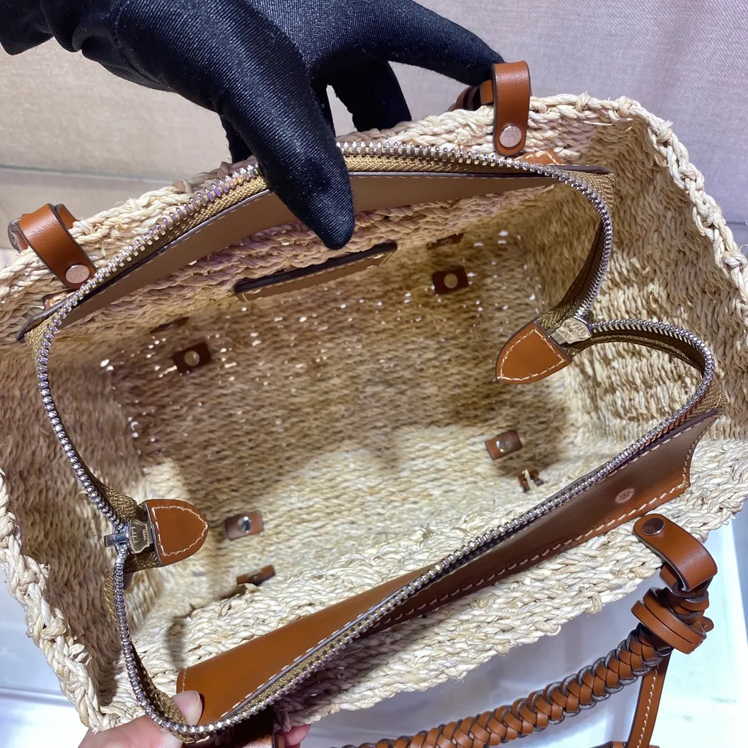 💰1640🎉Best straw woven bag🎉Made of high-end, fashionable and unique handmade bamboo weaving and imported cowhide leather👏👏Full of artistic flavor~classic and retro, with exquisite cowhide braiding design of the handle and a small leather tag♡It has a fashionable and modern noble charm😘😘It can also be paired with private clothes every day. Natural style design It seems like it can breathe🙊🙊Lightweight/big and empty👍👍, the appearance is cute😘😘This straw knitted style will never go out of style, babies, hurry up and get it, it’s so beautiful🙊🙊 Length 26x height 18x bottom 13.5cm👏👏👏💰💰💰