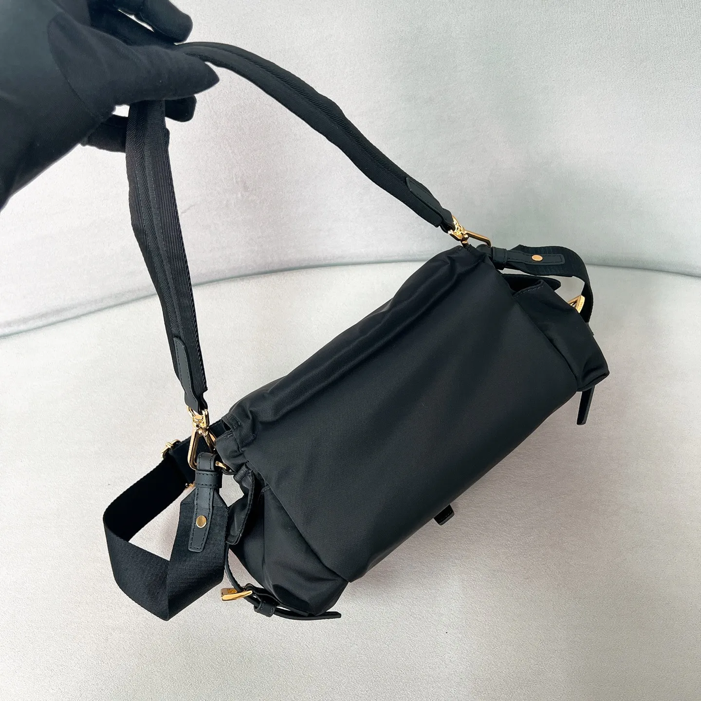 💰1240✨New product debut✨2025 new unisex Explore messenger bag medium size 1BD394, super versatile, good-looking, fashionable and trendy people must buy it! Not only practical, lightweight but also good-looking, with super large capacity. Triangle signature + waterproof parachute nylon. Lightweight and practical design combines sports and versatile elements. Equipped with two detachable and adjustable webbing straps. The fluffy and soft shape goes well with clothes. The multi-pocket design meets the functional needs of traveling and commuting. It is simply great👏... Unisex style for both men and women🉑️ Size: 30*14*10cm black