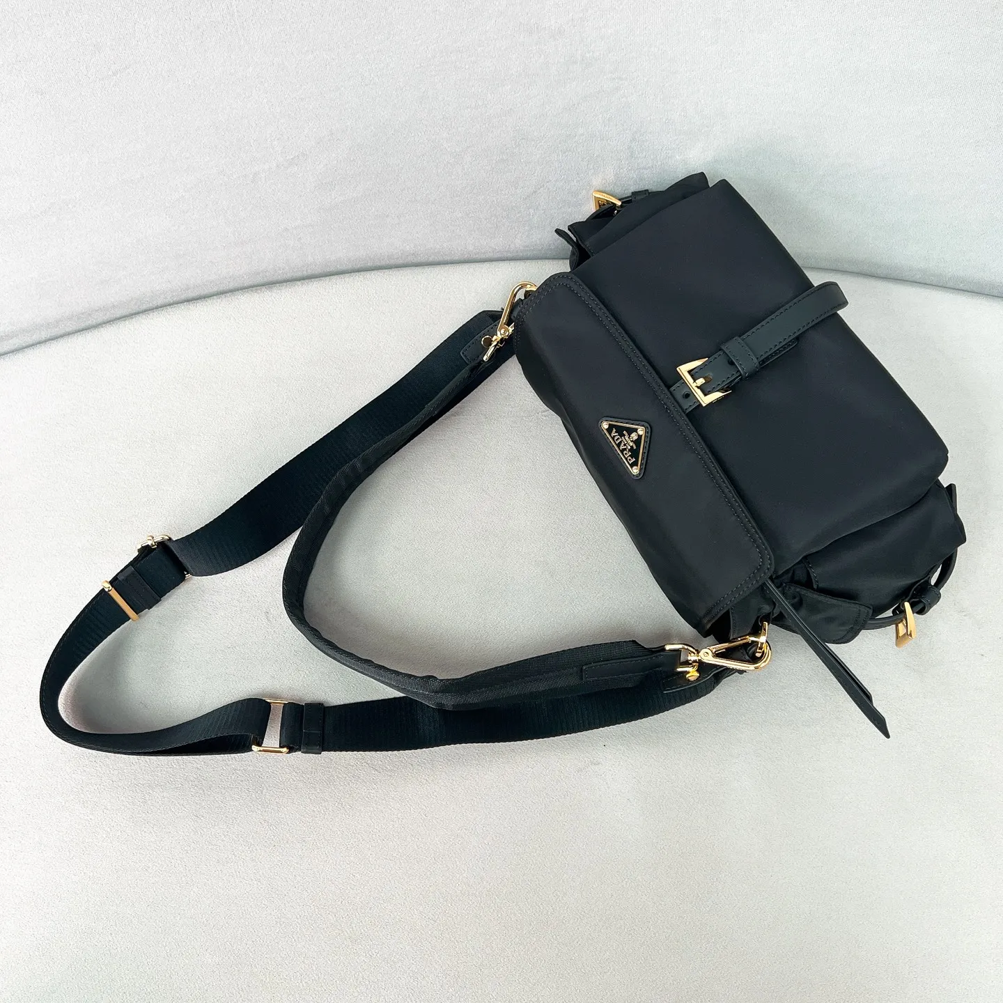 💰1240✨New product debut✨2025 new unisex Explore messenger bag medium size 1BD394, super versatile, good-looking, fashionable and trendy people must buy it! Not only practical, lightweight but also good-looking, with super large capacity. Triangle signature + waterproof parachute nylon. Lightweight and practical design combines sports and versatile elements. Equipped with two detachable and adjustable webbing straps. The fluffy and soft shape goes well with clothes. The multi-pocket design meets the functional needs of traveling and commuting. It is simply great👏... Unisex style for both men and women🉑️ Size: 30*14*10cm black