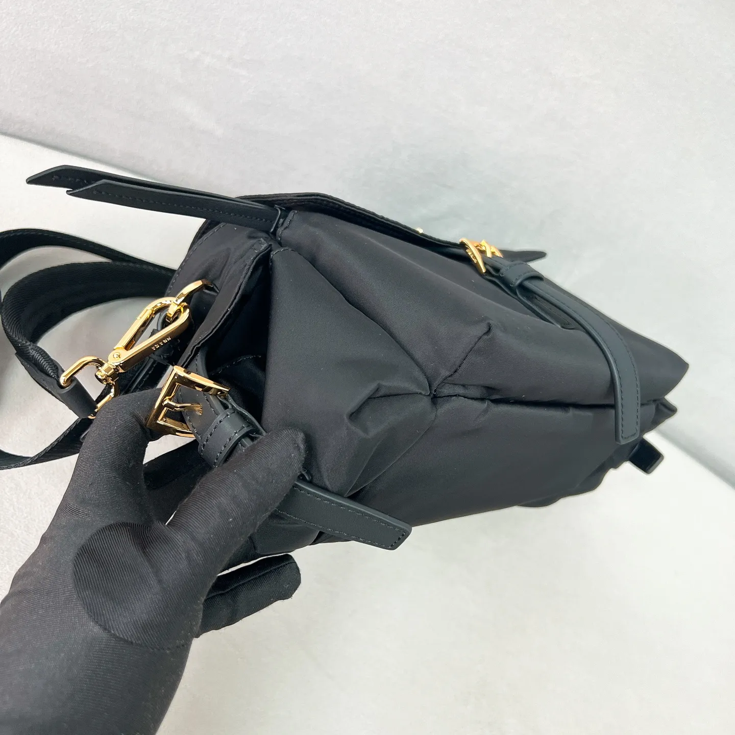 💰1240✨New product debut✨2025 new unisex Explore messenger bag medium size 1BD394, super versatile, good-looking, fashionable and trendy people must buy it! Not only practical, lightweight but also good-looking, with super large capacity. Triangle signature + waterproof parachute nylon. Lightweight and practical design combines sports and versatile elements. Equipped with two detachable and adjustable webbing straps. The fluffy and soft shape goes well with clothes. The multi-pocket design meets the functional needs of traveling and commuting. It is simply great👏... Unisex style for both men and women🉑️ Size: 30*14*10cm black