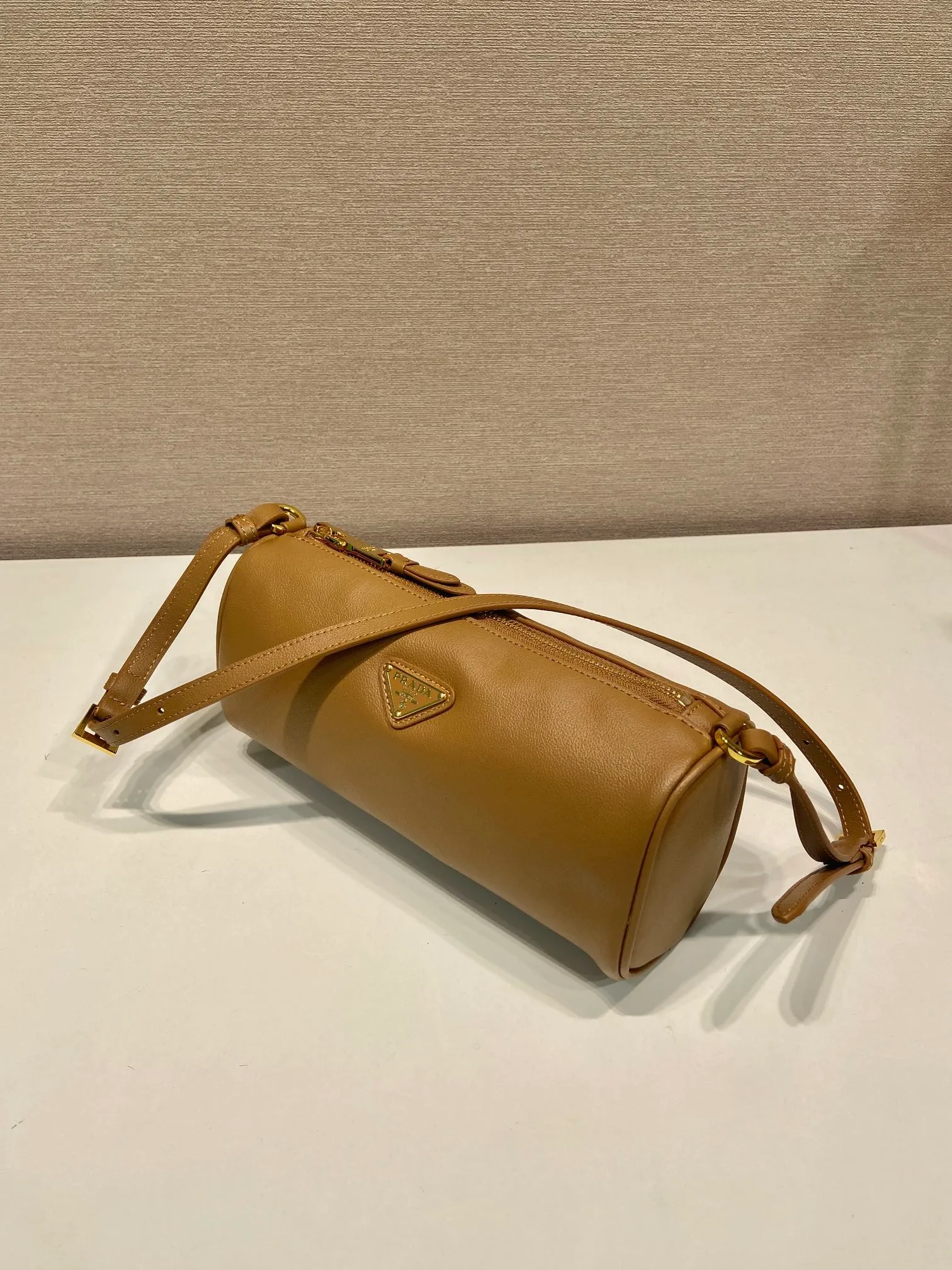 💰1120🎉New armpit bag🎉1BC239 calfskin🎉🎉 This calfskin clutch bag combines the classic elements of the P family in an exquisite design, with a simple and neat geometric pattern silhouette. Featuring an elegant, slim leather handle embellished with the iconic triangle pattern. Large capacity space. Baby, hurry up and get it, it is another popular style that will never go out of style👏👏 Length 22x Height 9x Bottom 7.5cm🎉🎉🎉👏👏👏