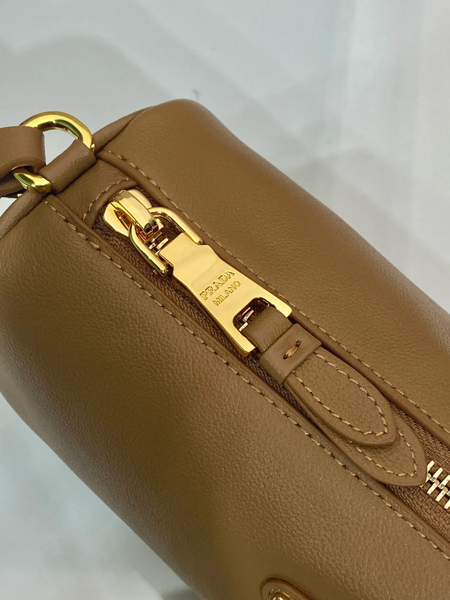 💰1120🎉New armpit bag🎉1BC239 calfskin🎉🎉 This calfskin clutch bag combines the classic elements of the P family in an exquisite design, with a simple and neat geometric pattern silhouette. Featuring an elegant, slim leather handle embellished with the iconic triangle pattern. Large capacity space. Baby, hurry up and get it, it is another popular style that will never go out of style👏👏 Length 22x Height 9x Bottom 7.5cm🎉🎉🎉👏👏👏