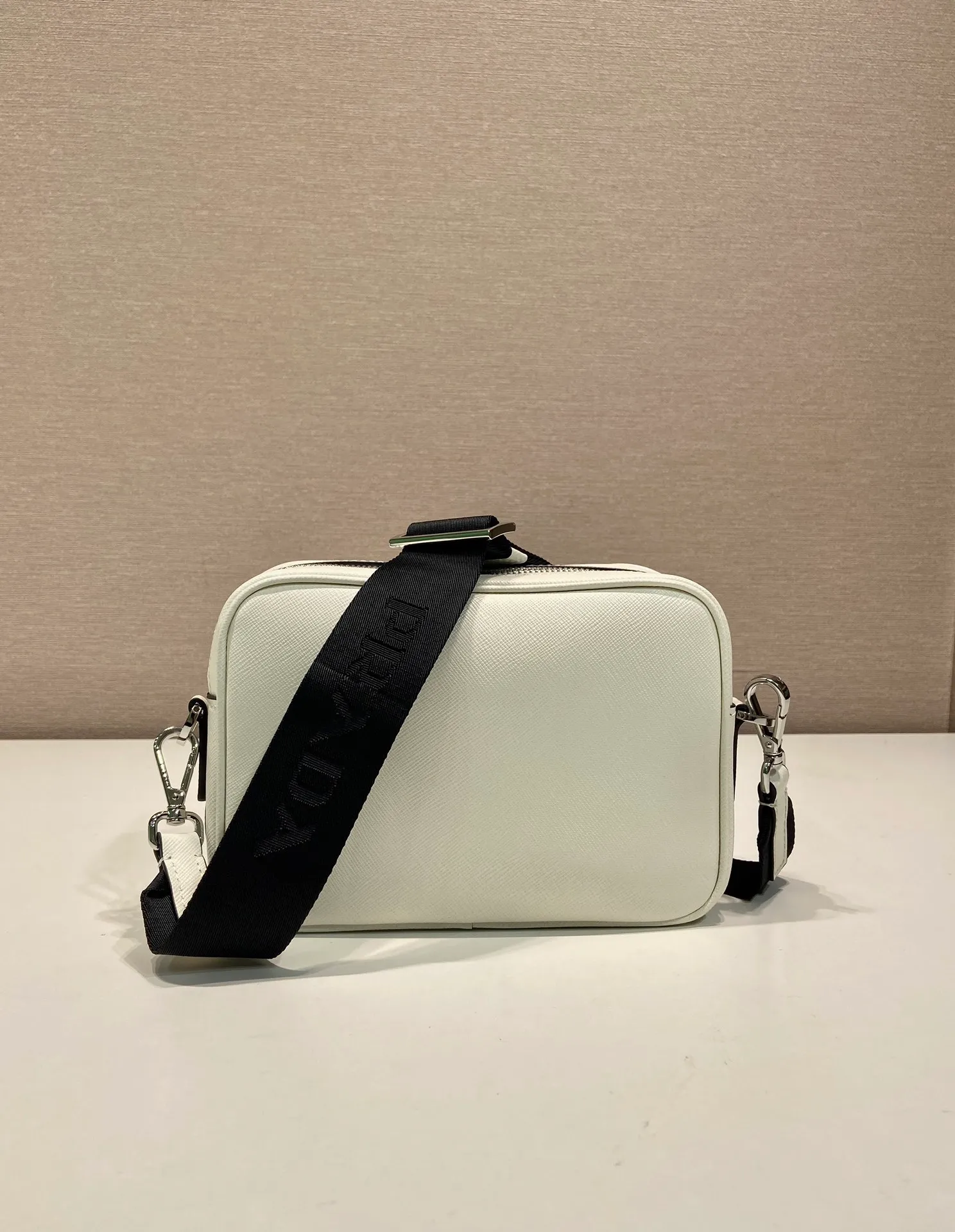 💰1640🎉New style🎉2VH170🎉🎉New color This shoulder bag is made of Saffiano leather, and its simple lines highlight a striking style. The iconic Saffiano leather material is synonymous with luxury and a status symbol of traditional Italian leather goods manufacturing craftsmanship. Equipped with a detachable leather pouch and enamel-coated triangle logo, and a detachable and adjustable nylon long shoulder strap, it is more simple and elegant. Get it now🎉🎉 Length 20x Height 13.5x Bottom 7cm🎉🎉🎉👏👏👏